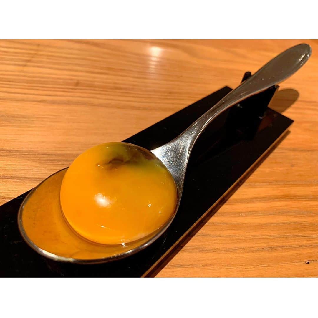 百合華さんのインスタグラム写真 - (百合華Instagram)「東京西麻布にあるスペイン料理のお店『ENEKO Tokyo』にてディナータイム②🍽💕  バスク地方の都市ビルバオ郊外にあるミシュラン三つ星レストラン『アスルメンディ』によるアジア初出店となるエンタメ性の高いバスクガストロノミー料理を頂きました✨  名物の「卵トリュフ」は日本人も虜になっちゃう魔性のペアリング料理💖  食後のデザートタイムまで素敵なパフォーマンスで愉しませてくださり、百合譁の人生でまだ未上陸なバスクの味を堪能出来る素敵なレストランで御座いました🥰  #japan #日本 #tokyo #東京 #西麻布 #spanish  #スペイン料理 #バスク地方 #ガストロノミー #michelin3stars  #ミシュラン三つ星 #アジア初出店 #日本初上陸 #新鮮魚介類 #dinner #dinnertime #ディナータイム #芸術的 #エンタメ性抜群 #美食 #美食家」1月31日 14時20分 - yurika.lovelily