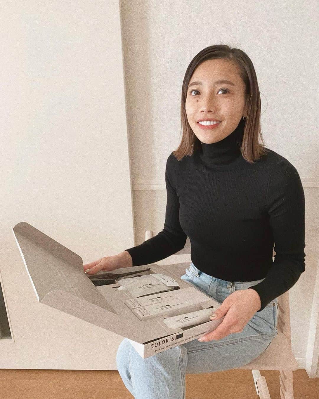 馬詰まほのインスタグラム：「なかなかお外出れなくなって 定期的に行けてた美容院も回数減っちゃったけど おうちで簡単にカラーできるから嬉しい☻ 自分に合った色をWEBカウンセリングで教えてくれて、たくさんの種類の中から選べるよ🌙✨ @coloris_official / @coloris_channel」
