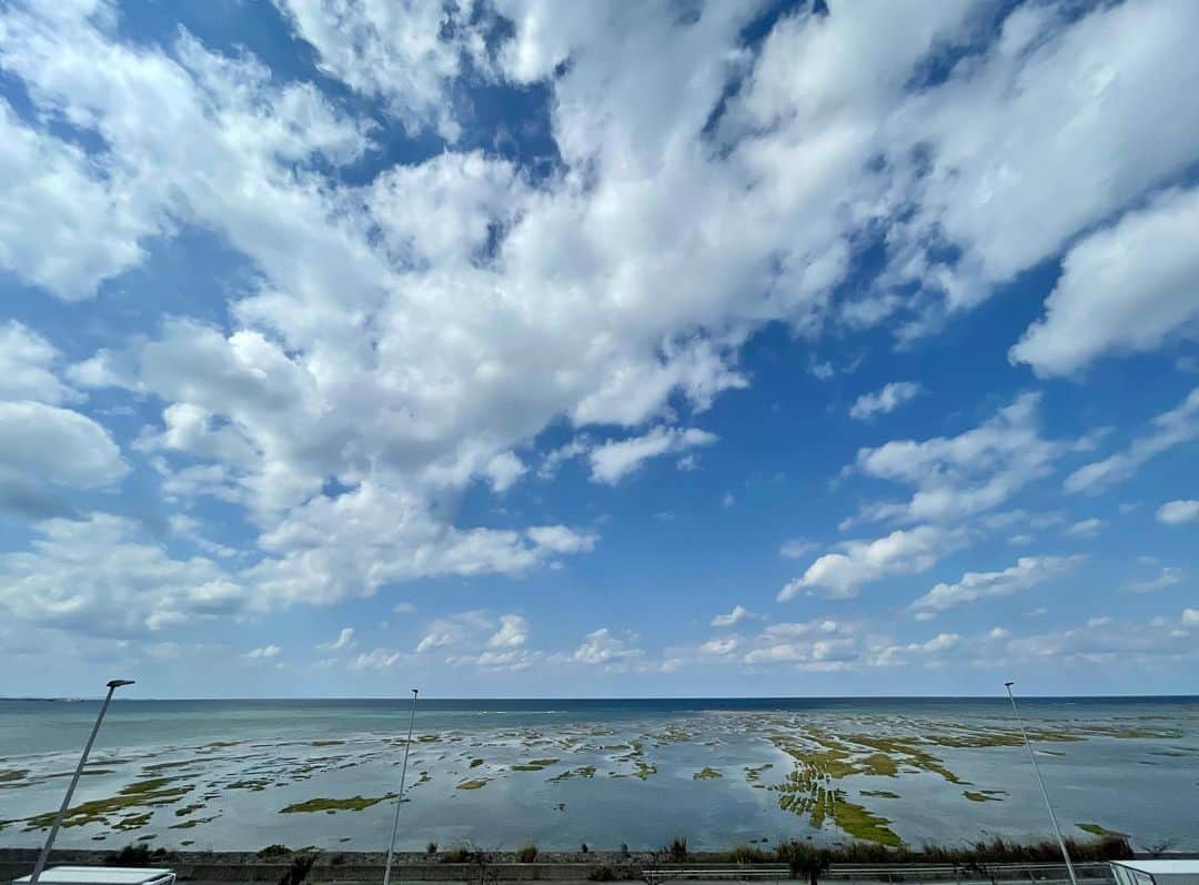 清水直行のインスタグラム：「沖縄、良い天気🌤  #沖縄 #海 #空 #雲  #okinawa #sea #sky #clouds」
