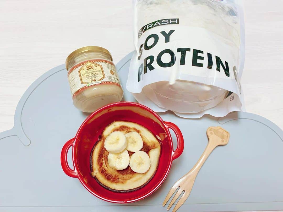 のインスタグラム：「お風邪で食欲の無い子供の為に @s___rash のミックスベリー味🫐でパンケーキ🥞🍯 普段、お家ご飯は小麦ではなく、出来るだけご飯🍚を食べさせるようにしているのですが... やはり、パンや麺が好きなお年頃😅  あまり食が進まないので、米粉は切らしてしまっていたので、普通のパンケーキミックスですが、プロテインを混ぜてバランスUP✨  蜂蜜は最近お気に入りのキルギス🇰🇬の白い生蜂蜜🍯  ・ ・ ・  #スラッシュプロテイン #パーソナルジム #パーソナルトレーニング #パーソナルトレーニングジム #パーソナルボディラボ #parsonalbodylab #プロテイン #ダイエット #お腹痩せ #お腹痩せダイエット #美ボディ #筋トレ #筋トレ女子 #フィットネス #フィットネス女子」