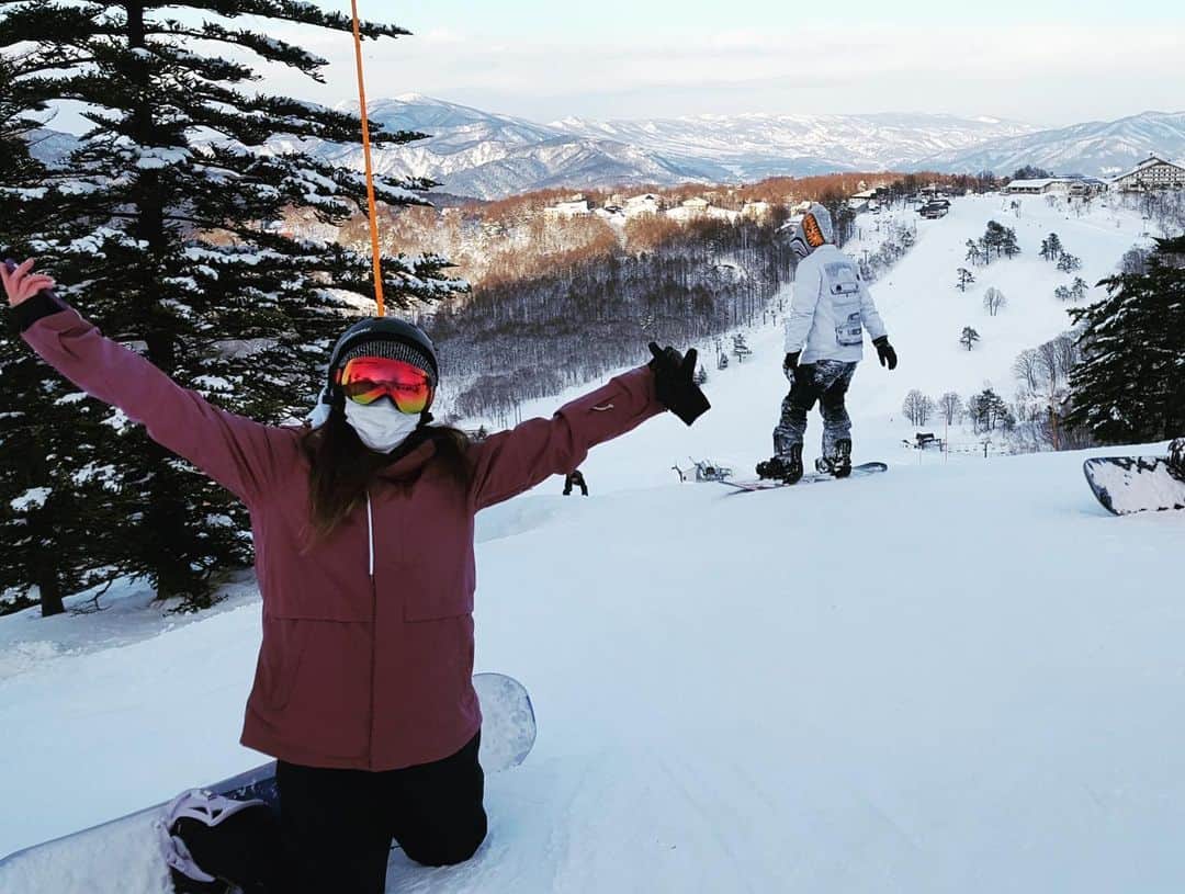 上村知世さんのインスタグラム写真 - (上村知世Instagram)「楽しい2DAYS！！ @madarao.ski はとてもおもしろいスキー場♫ #madapow を堪能できて幸せだったな❤️ ホテルステイも大満喫！ 二日酔いになり後輩2人にとても世話になりましたw 本間くん、カマーシャ、本当にありがと☆ @capita_japan @unionbinding_japan @deeluxeboots_japan @coalheadwear_japan  #snow #winter #madarao #snowboarding #skiing #powdersnow」1月31日 14時26分 - tomose0207