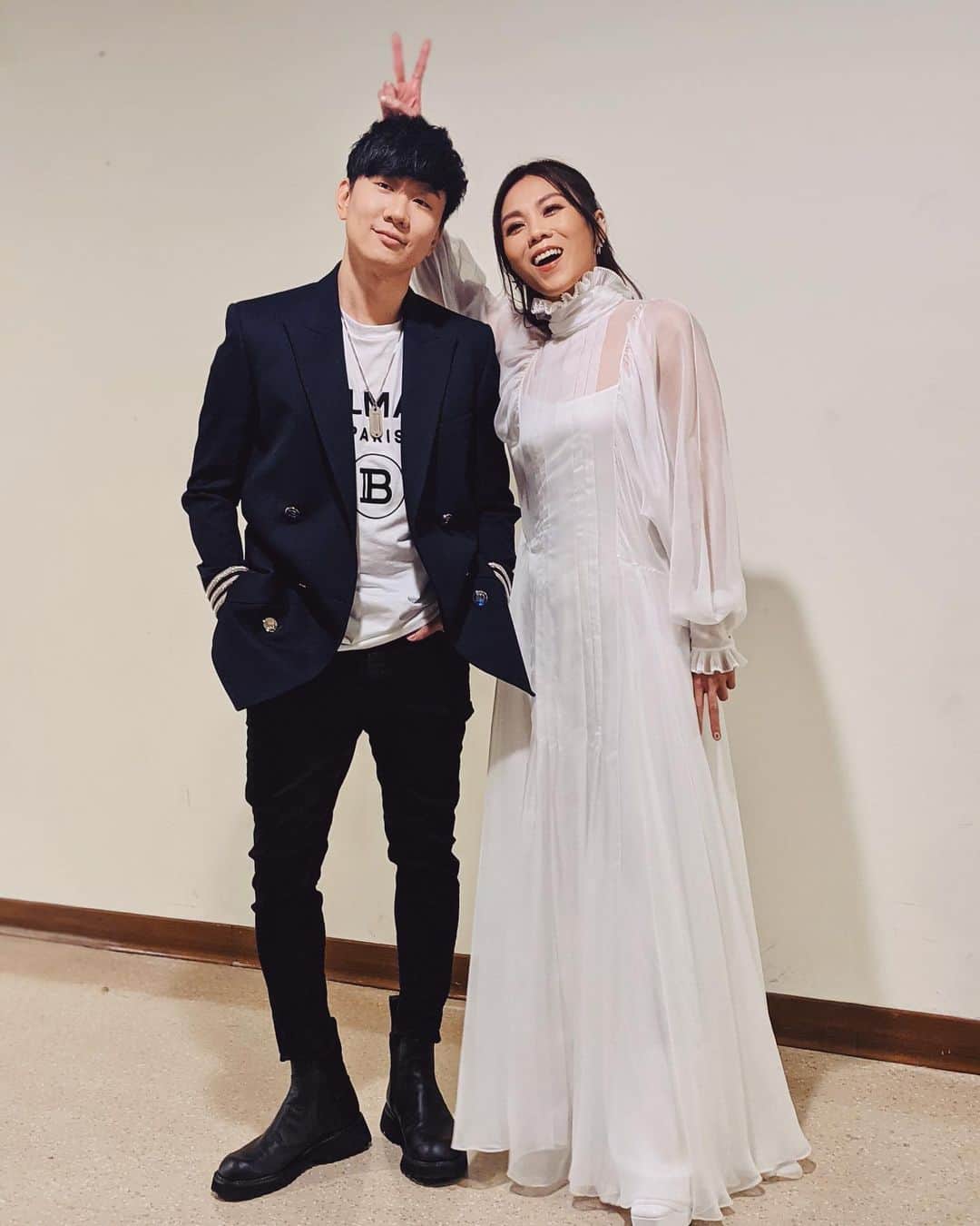 林俊傑のインスタグラム：「Lovely stage, lovely audience! Truly miss the experience! Thanks for having me @chua.tanya ! 謝謝@蔡健雅 的邀請，竟然有機會能夠在台上唱歌給大家聽，感覺到當中的溫暖與愛！我會好好珍惜的！  #尖叫聲不要停  #話說為什麼比耶另外一隻手也要一起比 #生日快樂」