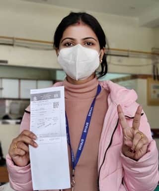 unicefさんのインスタグラム写真 - (unicefInstagram)「"It helps break the chain of COVID-19 transmission."  Dr. Sah is one of the first health workers to be vaccinated against COVID-19 in Nepal.  Are you receiving a COVID-19 vaccine - or know someone who is?   Post a picture with the ✌️ sign, and tell us why it's important to you. @unicefnepal  ✌️ for #Vaccinated」1月31日 14時50分 - unicef
