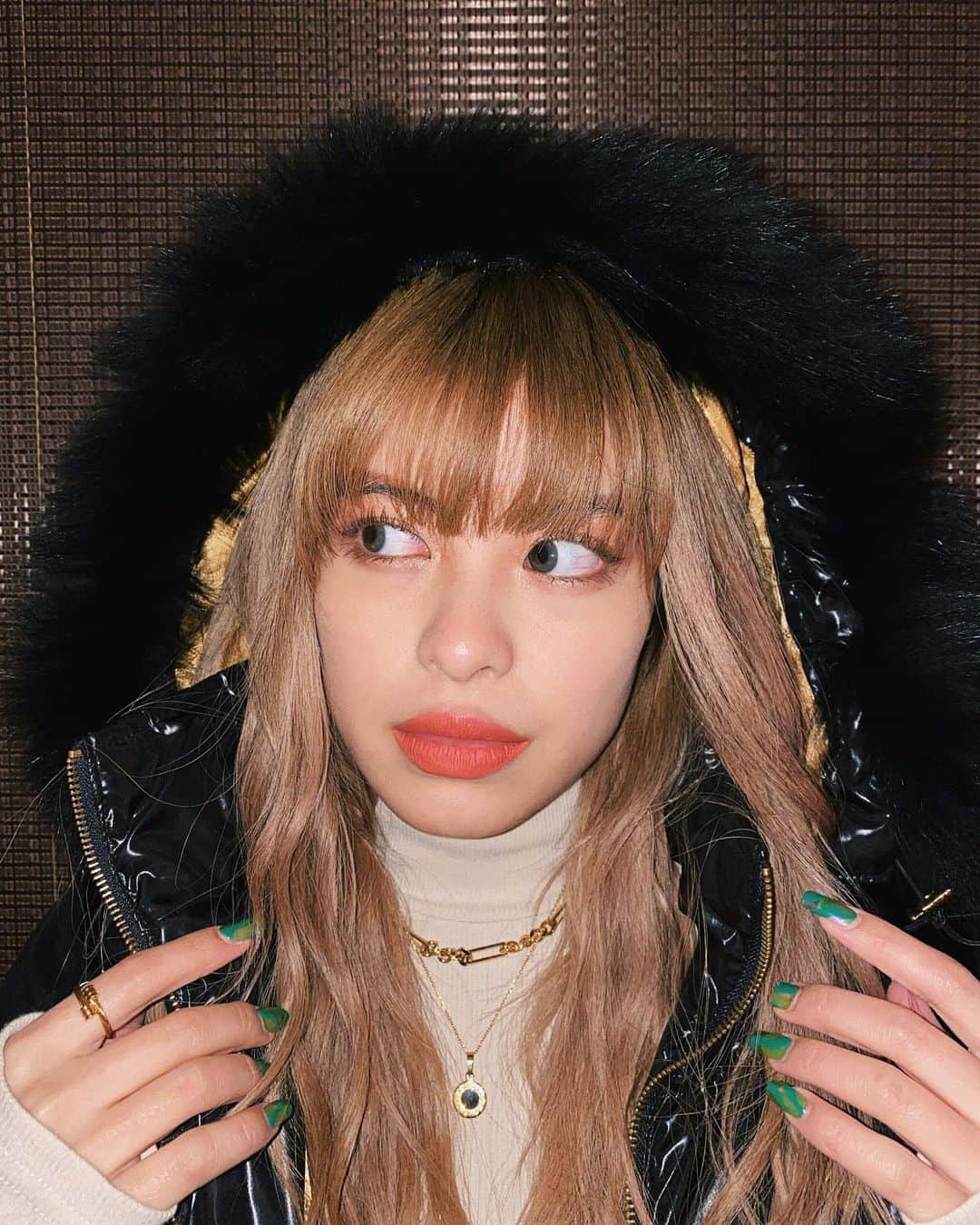 のインスタグラム：「Necklace🛎 @marcmirren   ゴールドネックレスはダブルで付けたい派✌🏽 ブルガリのヘッドがついてるチェーンは かなり調子いい長さだから、ヘッド変えて 超使ってるよー！！  公式サイトで【 platon94 】って入力すれば 15% ディスカウントされるよ〜！ 更に今ならバレンタインデーキャンペーンで、 期間中、全商品10%オフ💰 チェックしてみてね！  Link↓ https://marcmirren.com/jp/  #marcmirren #detailsbymm #マークミレン #北欧ジュエリー」