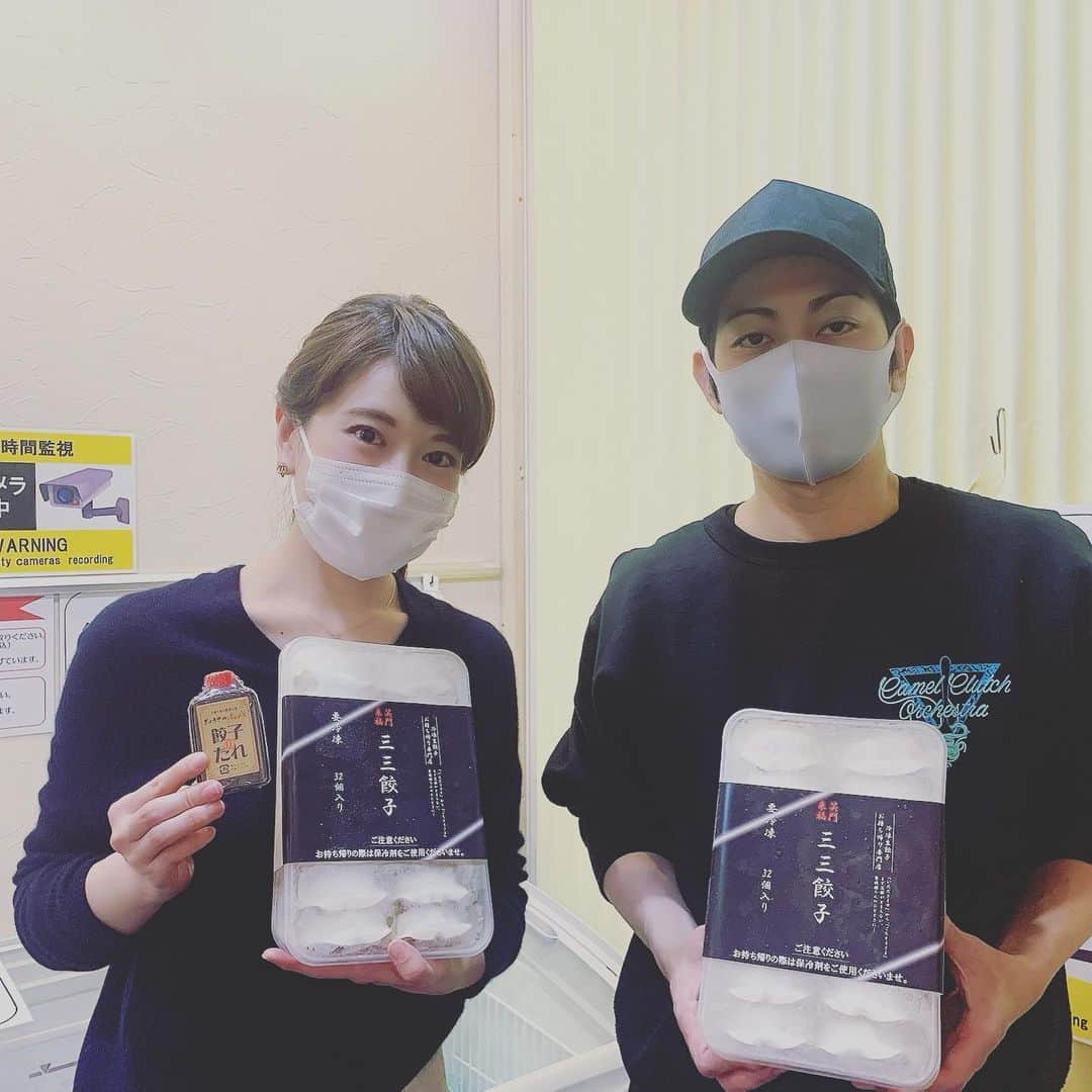 のインスタグラム：「【無人の冷凍お持ち帰り餃子専門店】  緊急事態宣言下、皆さん元気にお過ごしですか？ 私は日々報道の仕事に追われて、余裕がなくなっていました(＞＜)  さて、取材している中でご紹介したかったものが山ほどあるのですが、こちらはその一つ。  先日の『ももち浜S特報ライブ』の中継でご紹介させていただいた『無人販売のお店』!!!  無人って、どうやって？！イマドキな最先端な機械を使って？！と思っていたら、めちゃくちゃアナログなシステムでした！  先日大名にオープンしたばかりの『三三餃子』という 『冷凍のお持ち帰り餃子専門店』。  お店に入ると、もちろん店員さんはいなくて、『いらっしゃいませ！』はありません。  で、冷凍庫の中から、欲しい分だけ取り出します。保冷剤と一緒に袋に入れる。ここまで全てセルフです！  商品は税込1000円の32個入りのセットのみ！なので、自分で金額は計算。(あっ、200円で餃子のたれもありました)  お会計は？？？  誰しもが気になるこの部分！  ここがアナログで面白いところ！  『料金箱』という名の賽銭箱のような箱が置いてあるので、そこに買う分だけお金を入れる！ お釣りは出ません！ PayPay使えます！  以上！！！  てな感じで、店員さんもいないし、お釣りの受け渡しなどもなく、スーパー『非接触』なシステムということで、今注目されています！！！お店としても、人件費がかからなくて、メリットも大きいんだそうです。  セキュリティ面は、 24時間監視カメラで監視されているとのこと。  とはいえ、 平和な日本だからこそのシステムかなぁと私なんかは思っちゃいましたが、面白い点がもう一つ！ 料金箱の上に、『小さな鳥居』があるのですが、そこがまた、日本人としては、神様が見ているから、ちゃんとしよう！という思いにさせるのでは？！と思いました！  ちなみに、私も餃子、買って帰りましたが、食べたらめちゃくちゃ美味しかったです！！！ これはリピ決定！！！な味だったので、是非通りがかったら寄ってみてください！  あと、大事なことを忘れてた！ 昼間は、『天神炒飯』という炒飯専門店です！黄色い看板の！  緊急事態宣言が再発令される中、飲食店の方も、なんとかこのピンチを乗り越えようと、知恵を絞り、試行錯誤されているのが伝わりました。  また買いに行きます！  そして情報発信することで、少しでもお力になれたらと思います。  #三三餃子 #無人販売 #無人販売所  #非接触 #冷凍お持ち帰り餃子 #天神炒飯 #大名 #ももち浜s特報ライブ  #取材のご協力ありがとうございました  #飲食店応援  #人の善意を信じたい」