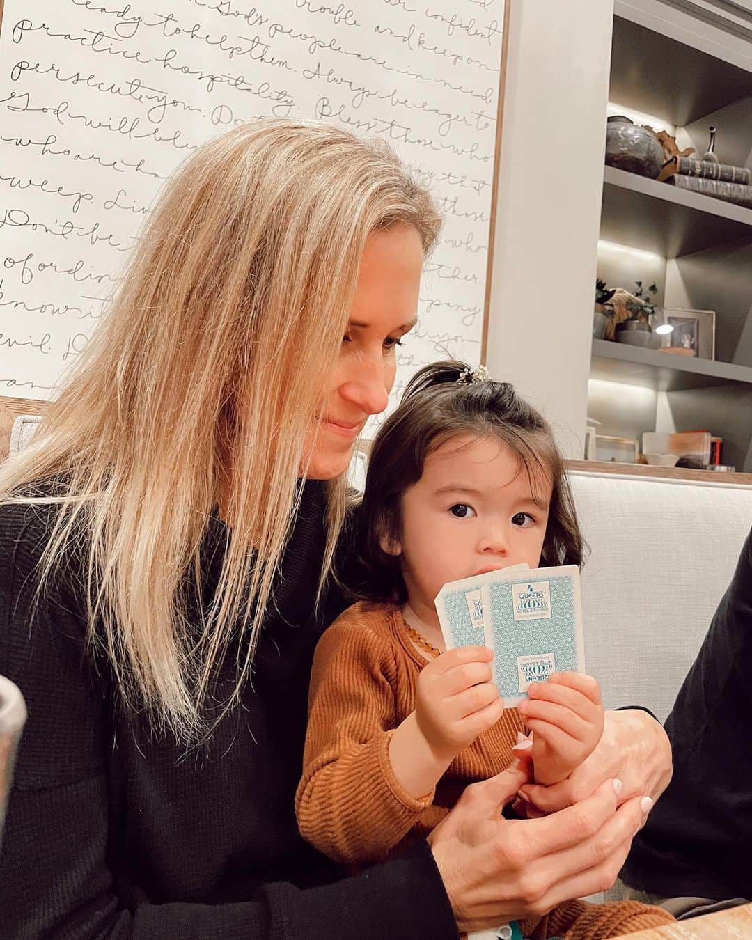 コリー・ロバートソンのインスタグラム：「Cutest little poker face 🤭😀😉We went to bed with more money than @realwilliebosshog It was a good night, ha!」