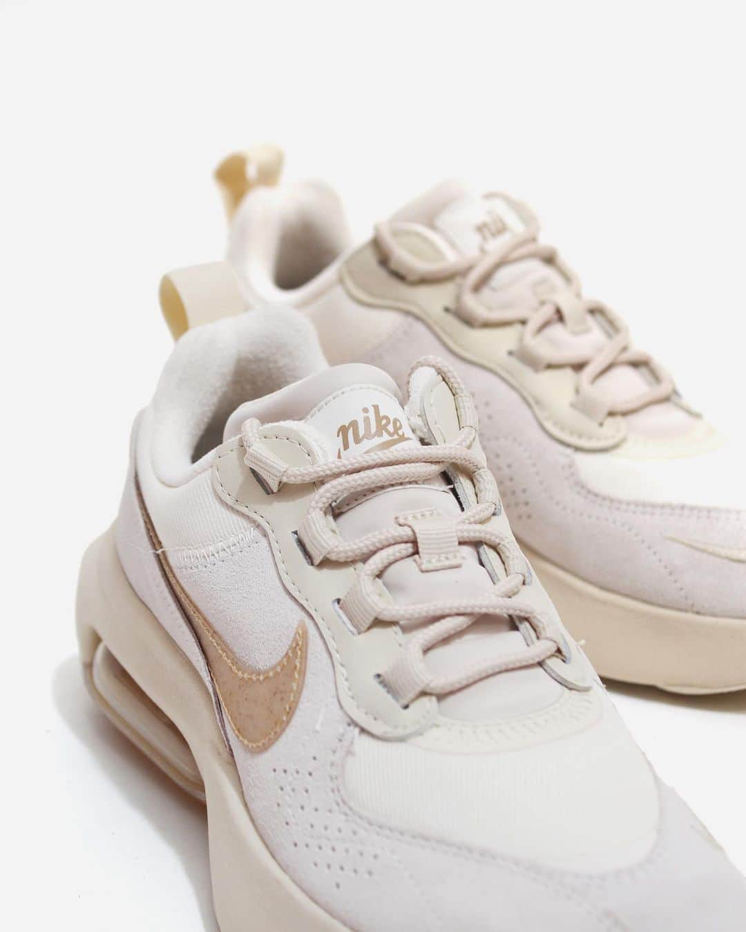 A+Sのインスタグラム：「2021. 2. 1 (mon) in store  ■NIKE WMNS AIR MAX VERONA COLOR : AUNA BROWN SIZE : 22.0cm - 25.0cm PRICE : ¥14,000 (+TAX)  カフェカルチャーののんびりとした雰囲気からインスピレーションを得て作られたカフェラテパック。豊かで温かみのあるラテがカラーベースになります。これまでリリースされたビビットなカラーも良いです淡く優しい雰囲気のあるカラーは日常に安らぎを与えてくれます。  A cafe latte pack inspired by the laid-back atmosphere of cafe culture. The rich and warm latte is the color base. The vivid colors released so far are also good. Colors with a light and gentle atmosphere give you peace of mind in your daily life.  #a_and_s #NIKE #NIKEAIRMAX #NIKEAIRMAXVERONA #NIKECAFFELATTEPACK」