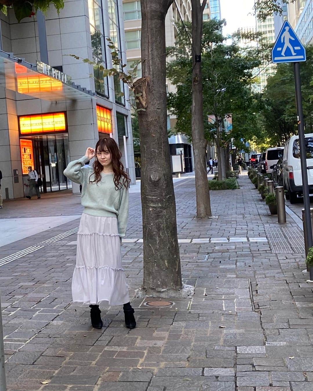 大川莉央のインスタグラム：「﻿ 1月のカレンダーのオフショット📸﻿ 素敵な街並み！﻿ 大都会の通勤ラッシュの朝7時で大変だった！笑﻿ ﻿ #カレンダー #オフショット」