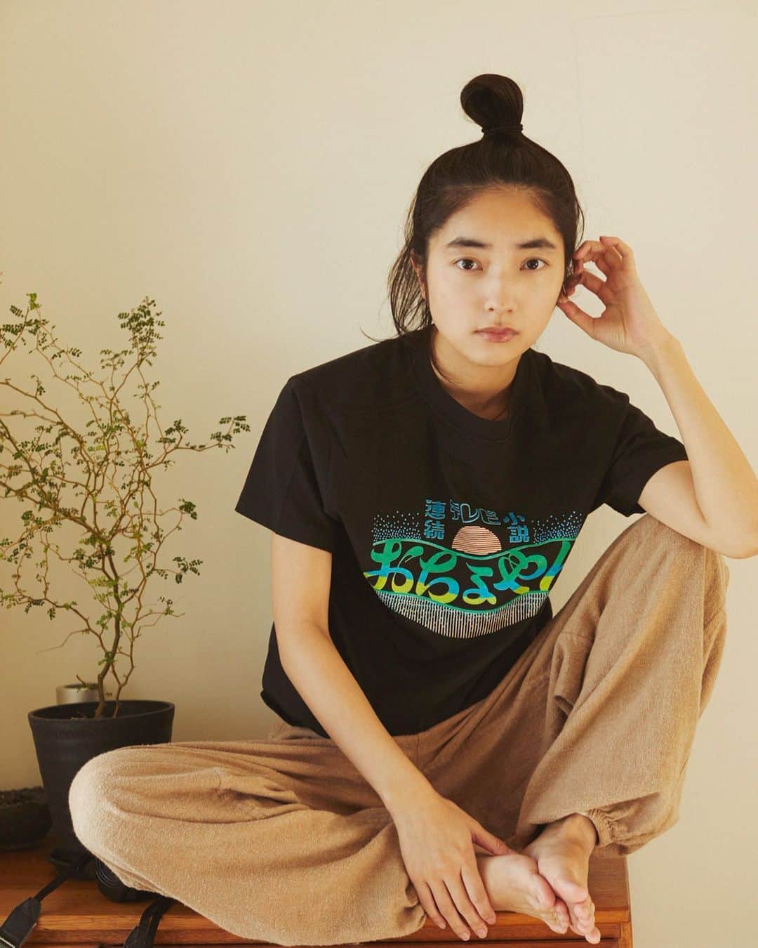 仁村紗和のインスタグラム：「明日からおちょやん9週目🕺🏽  千代が道頓堀に帰ってくる〜！ 京都編の皆さんも温かくってキャラ濃くてめちゃおもろかったなぁ。  写真は我がヒロインが作ってくれたスタッフT。おちょやんの文字が見えるように後ろ前で着てます。ふふ」