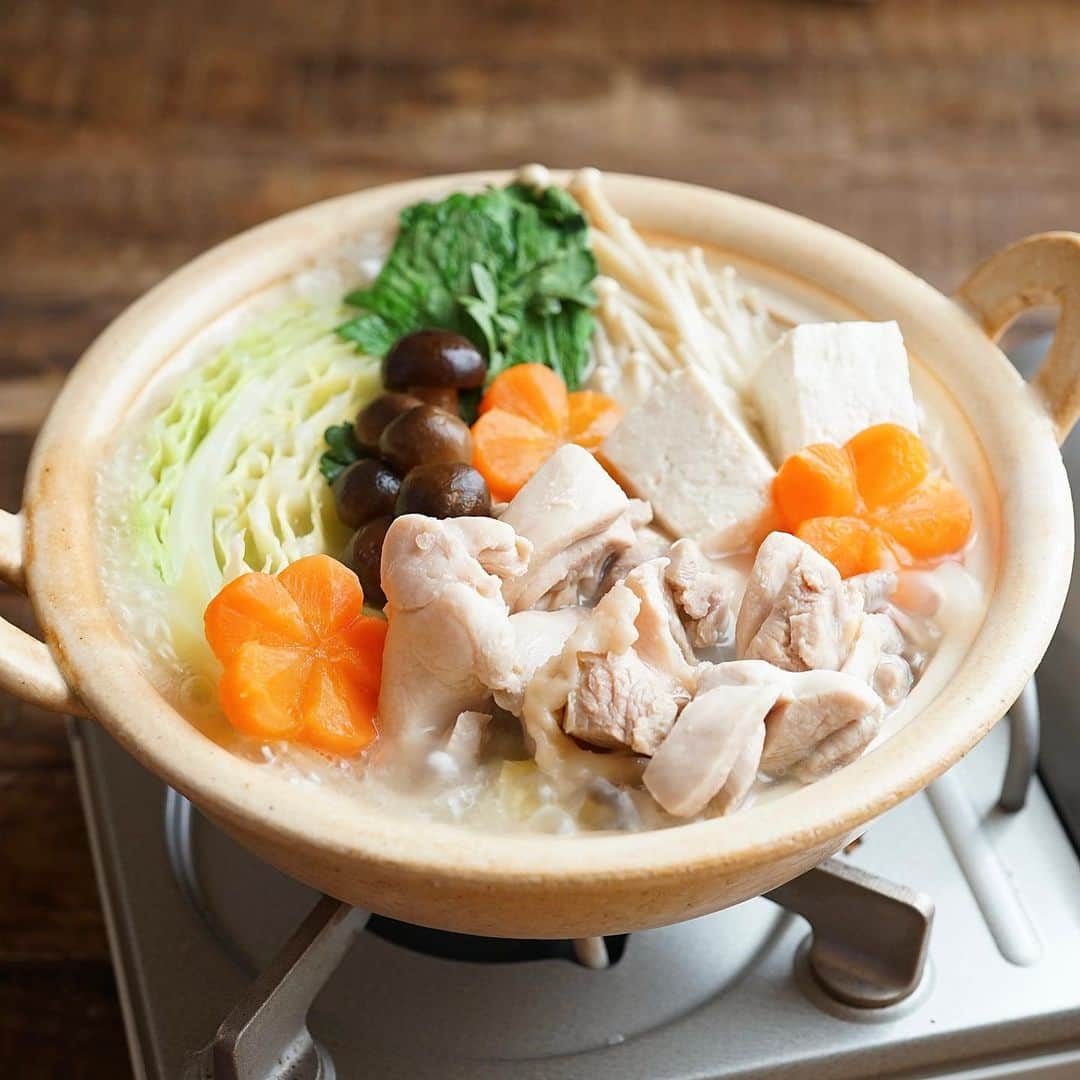 hirokoさんのインスタグラム写真 - (hirokoInstagram)「🌱2021.1.31（日）﻿ ✽.｡.:*・ﾟ #hiroponのおうちごはん﻿ ﻿ @fukutomi_hakata #ふく富 さんの﻿ 『新三浦鶏の水だき』で#ひとり鍋﻿ ﻿ ⦿ 自慢の白濁スープ﻿ ⦿ 骨なし新鮮な鶏肉﻿ ⦿ 自家製ポン酢﻿ ↑ この3つが冷凍セットで届きま〜す﻿ 自然解凍して野菜があれば﻿ 美味しい#水炊き が簡単にできちゃうよ﻿ ﻿ 癖がなく鶏肉もプリップリ﻿ あっさりした白濁スープも美味しい〜﻿ 〆にご飯を入れて雑炊にしちゃった﻿ （冷凍ストックの玄米キヌアごはん）﻿ ﻿ お腹いっぱい食べたけど﻿ タンパク質もしっかり摂取できて満足😋﻿ ﻿ ﻿ ふく富さんの『新三浦鶏の水だき』は﻿ #楽天ROOMに載せてます﻿ プロフィールのURLから移動できます🔗﻿ ﻿ ぜひ#お取り寄せ してみて下さ〜い﻿ ﻿ ﻿ ﻿ ﻿ .........The end 🥢﻿ #昼ごはん #鍋 #鶏の水炊き #インスタフード #おうちごはん通信 #おうちごはんLover #くらしメイド #フーディーテーブル #マカロニメイト #デリミア #デリスタグラマー #バランスの良い食事 #おうち和ごはん #snapdish #macaroni #locari_kitchen #lin_stagrammer #staub #wp_deli_japan #お取り寄せグルメ #宅飲み #おうち時間﻿ ・」1月31日 14時53分 - hiropon0201
