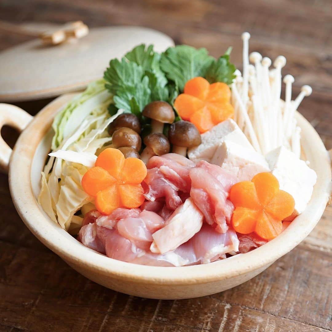 hirokoさんのインスタグラム写真 - (hirokoInstagram)「🌱2021.1.31（日）﻿ ✽.｡.:*・ﾟ #hiroponのおうちごはん﻿ ﻿ @fukutomi_hakata #ふく富 さんの﻿ 『新三浦鶏の水だき』で#ひとり鍋﻿ ﻿ ⦿ 自慢の白濁スープ﻿ ⦿ 骨なし新鮮な鶏肉﻿ ⦿ 自家製ポン酢﻿ ↑ この3つが冷凍セットで届きま〜す﻿ 自然解凍して野菜があれば﻿ 美味しい#水炊き が簡単にできちゃうよ﻿ ﻿ 癖がなく鶏肉もプリップリ﻿ あっさりした白濁スープも美味しい〜﻿ 〆にご飯を入れて雑炊にしちゃった﻿ （冷凍ストックの玄米キヌアごはん）﻿ ﻿ お腹いっぱい食べたけど﻿ タンパク質もしっかり摂取できて満足😋﻿ ﻿ ﻿ ふく富さんの『新三浦鶏の水だき』は﻿ #楽天ROOMに載せてます﻿ プロフィールのURLから移動できます🔗﻿ ﻿ ぜひ#お取り寄せ してみて下さ〜い﻿ ﻿ ﻿ ﻿ ﻿ .........The end 🥢﻿ #昼ごはん #鍋 #鶏の水炊き #インスタフード #おうちごはん通信 #おうちごはんLover #くらしメイド #フーディーテーブル #マカロニメイト #デリミア #デリスタグラマー #バランスの良い食事 #おうち和ごはん #snapdish #macaroni #locari_kitchen #lin_stagrammer #staub #wp_deli_japan #お取り寄せグルメ #宅飲み #おうち時間﻿ ・」1月31日 14時53分 - hiropon0201