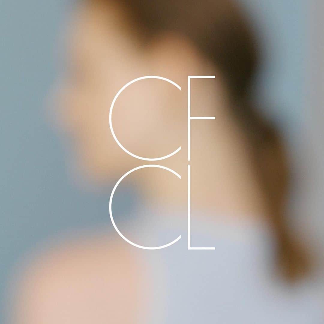 STYLE & EDIT officialのインスタグラム：「New Brand 〈CFCL〉は明日2/1より店頭で販売を開始します！！  ISSEY MIYAKE MENを6年にわたって率いてきた高橋悠介氏が独立し、2021年春夏に立ちあげた新ブランド〈CFCL〉。 サスティナブルな素材を活用するなど、1stシーズンから国内外で注目を集めています。 STYLE&EDITでも、今季から取り扱いをスタートいたします。  □〈CFCL〉のブランドコンセプト ブランド名は、Clothing For Contemporary Life（現代生活のための衣服）の頭文字に由来。 3Dコンピューター・ニッティングの技術を中核に据え、時代に左右されることないスタイルを提案しています。 機能性や環境への配慮、国産素材の選択、流通経路の透明性も追求しつつ、実験的かつ先進的な姿勢で現代の日常にフィットするアイテムを発信します。  ぜひ皆様もチェックしてみてください！ ※オンラインでの販売は2月中旬ごろ開始予定です。  #cfclcfcl」