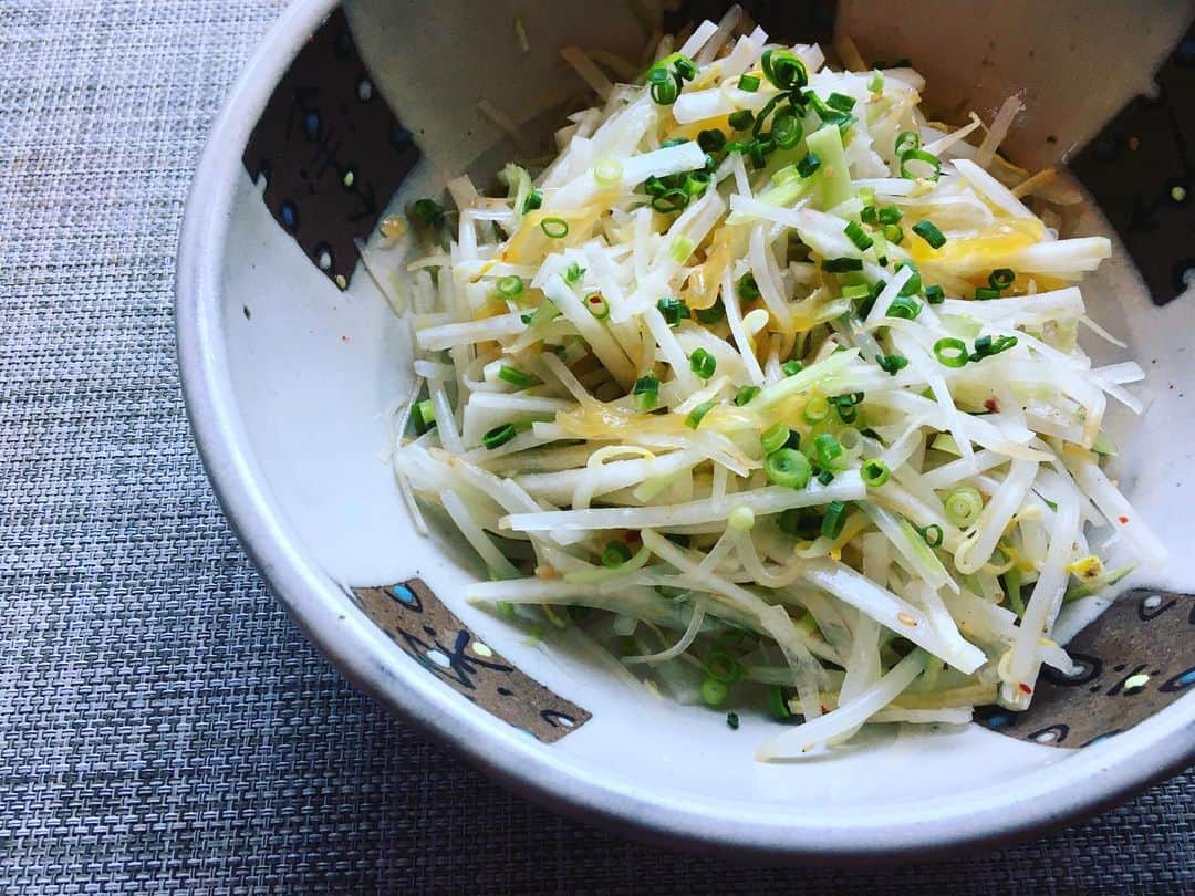 小橋めぐみのインスタグラム：「お料理教室で習った、 クラゲと大根の和え物。 市販の中華クラゲを使って、 野菜と和えて味付けしたら出来上がり。 好きなんだけど単品だとちょっと味が濃いかなと思っていた中華クラゲも、たっぷり野菜と和えれば、さっぱり。 ばくばく食べられるサラダ🥗😋」
