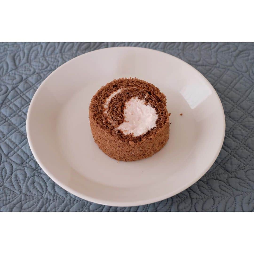 はなさんのインスタグラム写真 - (はなInstagram)「天然生活webにて「ココア&いちごの米粉ロールケーキ」レシピを公開しました！生のいちごを使ったいちごクリームを、ココアと米粉のふっかふかな生地でくるくる巻きます(๑･̑◡･̑๑)金太郎飴のように、切った時に色々な表情のスライスが登場するのが楽しかったりするので、巻き方にはそんなにこだわりはありません✌︎('ω')✌︎でも、仕上がりはまん丸がかわいいですよね(@_@)バレンタインにもぴったりなお菓子。レシピはプロフのURLからどうぞ♪ #天然生活web #はなのお菓子 #米粉ロールケーキ」1月31日 14時55分 - hanalovestaco