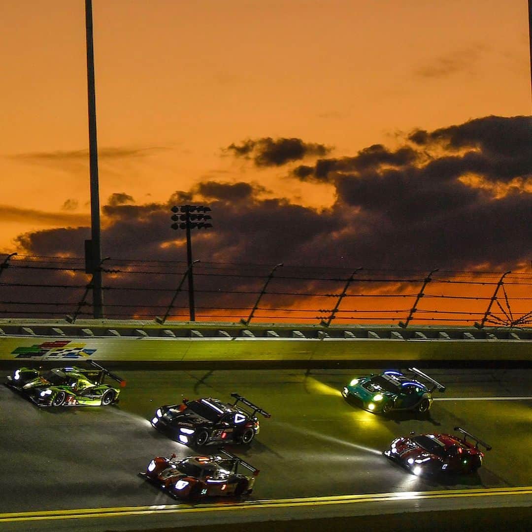 ミシュランさんのインスタグラム写真 - (ミシュランInstagram)「We’ve got 9-plus hours complete in the 2021 #Rolex24 at Daytona and here are some of the scenes so far from the @imsa_racing season opener.」1月31日 15時06分 - michelinusa