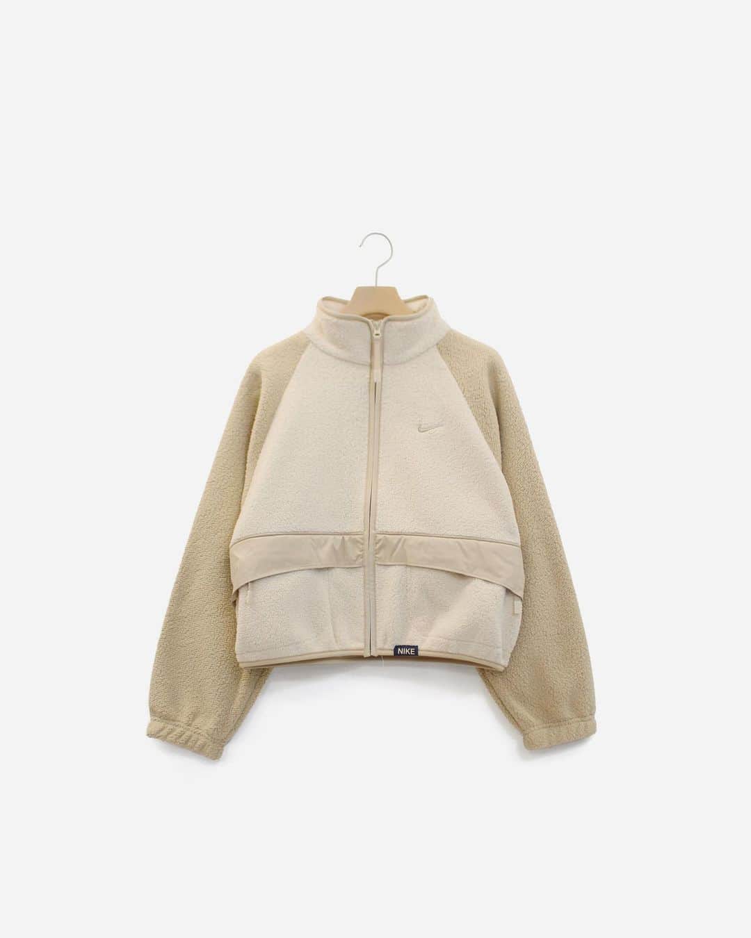 A+Sのインスタグラム：「2021. 2. 1 (mon) in store  ■NIKE WMNS NSW SHERPA CL JACKET COLOR : GRAIN SIZE : XS - XL PRICE : ¥12,000 (+TAX)  お気に入りのカフェで一息。 カフェカルチャーの雰囲気にインスパイアされたジャケット。豊かで温かみのあるお気に入りのラテがベースカラーになっています。非常に柔らかく羊毛のようなシェルパ生地で作られ、冷えきった体を温め快適に過ごせます。ゆったりとしたフィット感で簡単に重ね着でき、のんびりとした一時を引き立てる一着に仕上がっています。  Take a break at your favorite cafe. A jacket inspired by the atmosphere of cafe culture. The rich and warm favorite latte is the base color. Made from a very soft, wool-like Sherpa fabric, it keeps your cold body warm and comfortable. It has a loose fit and can be easily layered, making it a perfect companion for a relaxing moment.   #a_and_s #NIKE #NIKESOPRTSWEAR #NIKECAFFELATTEPACK」