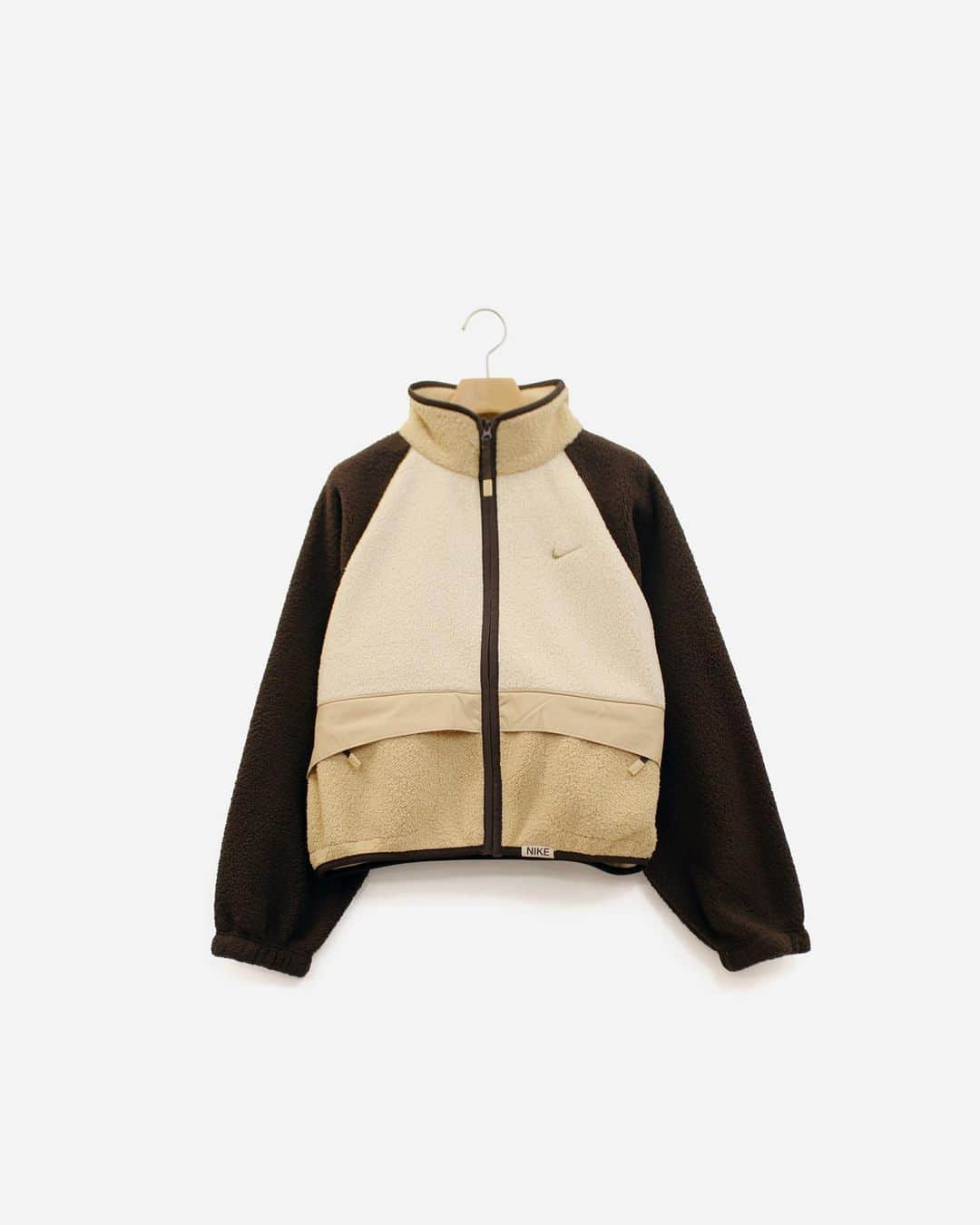 A+Sのインスタグラム：「2021. 2. 1 (mon) in store  ■NIKE WMNS NSW SHERPA CL JACKET COLOR : BAROQUE BROWN SIZE : XS - XL PRICE : ¥12,000 (+TAX)  お気に入りのカフェで一息。 カフェカルチャーの雰囲気にインスパイアされたジャケット。豊かで温かみのあるお気に入りのラテがベースカラーになっています。非常に柔らかく羊毛のようなシェルパ生地で作られ、冷えきった体を温め快適に過ごせます。ゆったりとしたフィット感で簡単に重ね着でき、のんびりとした一時を引き立てる一着に仕上がっています。  Take a break at your favorite cafe. A jacket inspired by the atmosphere of cafe culture. The rich and warm favorite latte is the base color. Made from a very soft, wool-like Sherpa fabric, it keeps your cold body warm and comfortable. It has a loose fit and can be easily layered, making it a perfect companion for a relaxing moment.   #a_and_s #NIKE #NIKESOPRTSWEAR #NIKECAFFELATTEPACK」