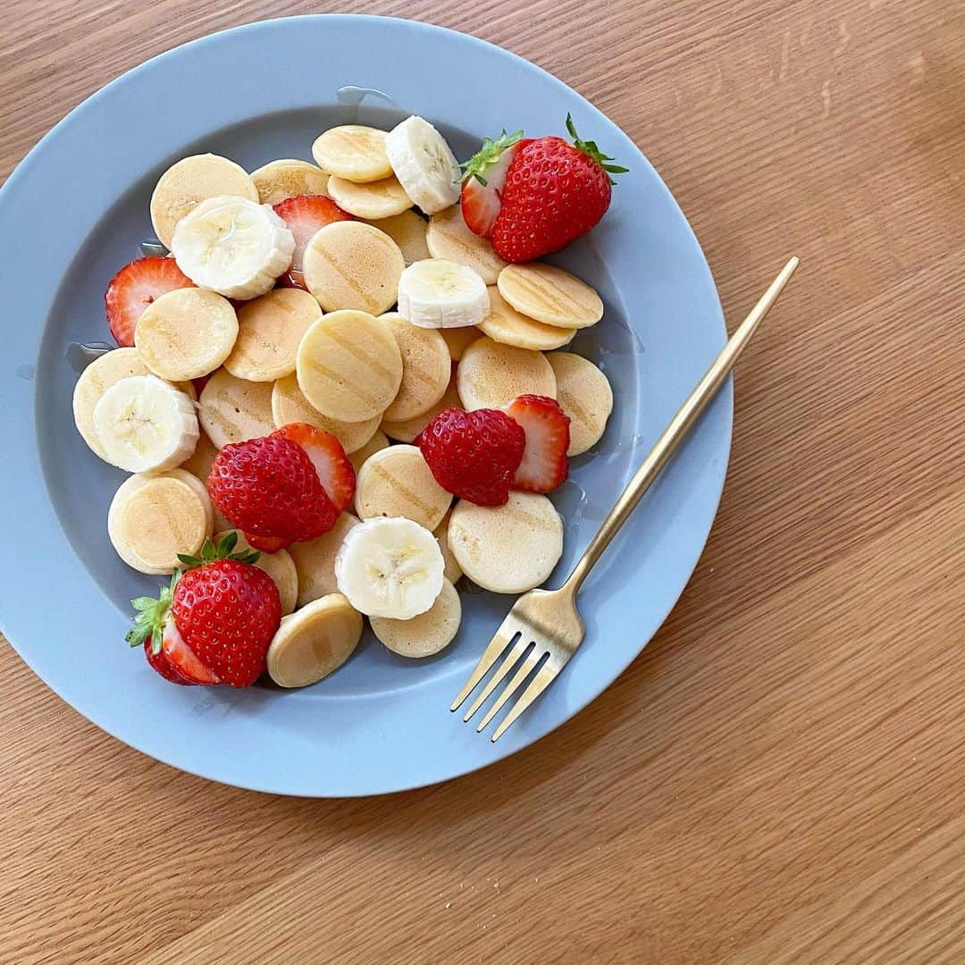 minminmaaaのインスタグラム：「・ ・ ・ おやつにシリアルパンケーキ🥞🍓 ・ ・ 小さいのをちまちま焼くのが大変だけど楽しかった☺︎ ・ ・ ・ ・ #シリアルパンケーキ #パンケーキ#おやつ#いちご#デザート#おうちカフェ #朝ごはん#昼ごはん#ランチ#おうち時間 #おうちカフェ」