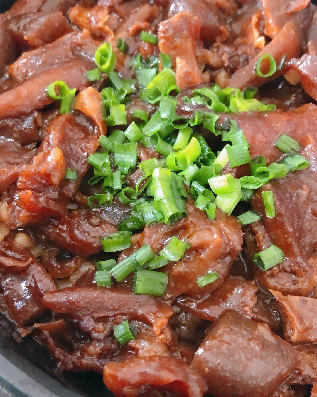 田上よしえのインスタグラム：「ほっともっとの牛すじ味噌煮込み丼！ 今日までらしいよ！ もちろん肉2倍で本日も頂けました〜😋 これ本当に美味しいのでまたやって欲しいす！！！ #ほっともっと」