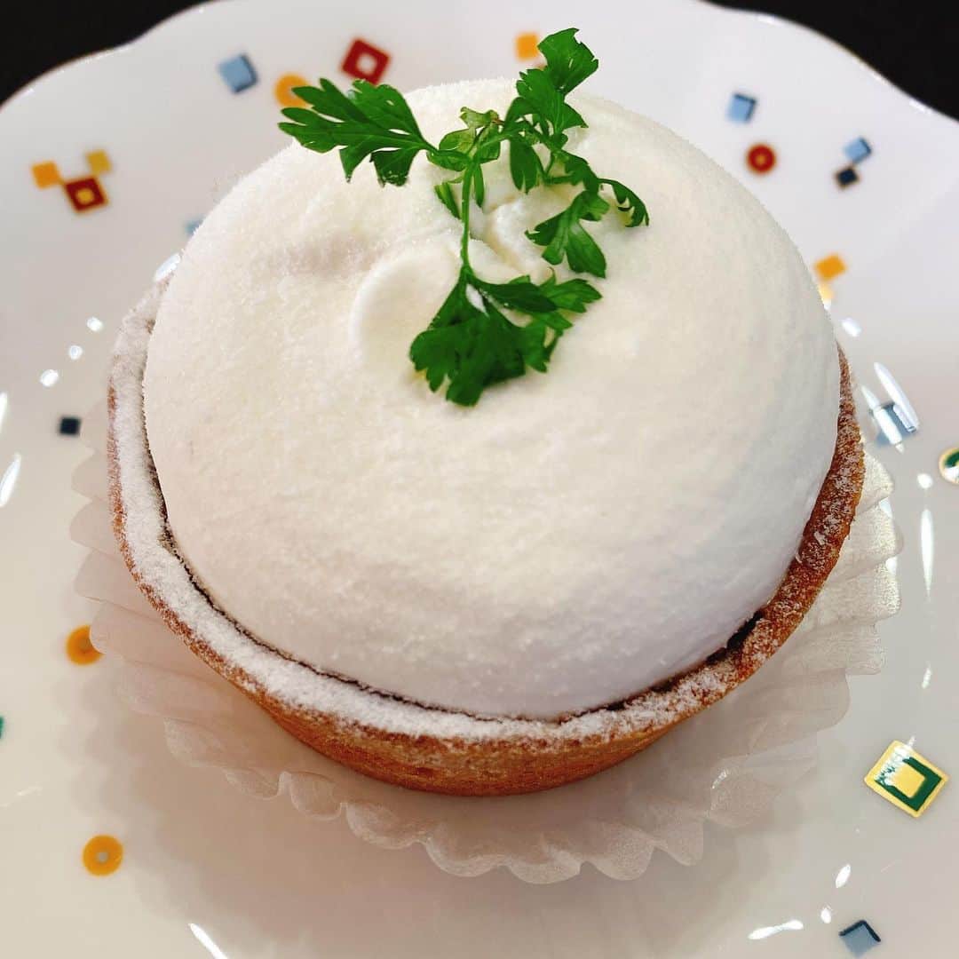 山本愛子のインスタグラム：「今日のおやつ❤︎  レモンタルト✨ レモンのお菓子は酸っぱいのが好みで、酸味があんまり感じられないと物足りない笑  このケーキは酸味が強くて美味しかった💓  #おやつ　#レモンタルト #おうち時間」