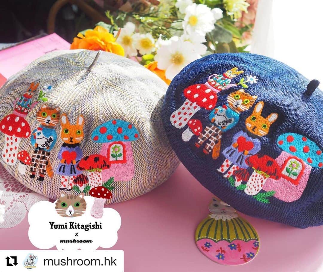 北岸由美のインスタグラム：「香港発のブランド @mushroom.hk とのコラボレーション、イラスト入りのベレー帽ができました！ イラスト部分は全て刺繍になっています♡  お知らせが遅くなってしまいましたが、毎週金曜日の夜(日本時間は22:00ごろ？)から @mushroom.hk さんのFacebookで香港のお店からのライブ配信もされています。 お店のスタッフさんがかわいく着て商品を紹介してくれています。アーカイブでご覧いただけますので、よかったらチェックしてみてくださいね！  #Repost @mushroom.hk  ・・・ 【🍄日本插畫家の北岸由美🏠🐱】 好可愛～十級靚的春夏剌綉貝蕾帽❤️ 超可愛的貓跟蘑菇森林系列～Kawaii 共6個色～選擇困難來了～🤍🤍🤍 非常少女心的 @yumikitagishi 🐰🐶🐼🐱 參加遊戲優惠-$20{留言毒朋友+tag朋友+Like} 北岸由美 x mushroom ～こんにちは❣️  今晚Live留言可以再減$10❣️❣️ 【 Friday FB LIVE 9:00 】👧🏻+👱🏻‍♀️+🧒🏻 Ling Ling + Trista + Crystal會同大家介紹 記得準時收看～🍄🐱🌳🌻🌲❣️  NEW Shop🍄🍄🍄🍄 荃灣西海之戀商場OP Mall 1048店 ................................... 各分店WhatsApp聯絡 荃灣 53448420 沙田 53445008 銅鑼灣 53443773 朗豪坊 53441898 美麗華 53445445 葵芳 91492244 APM 53441331」