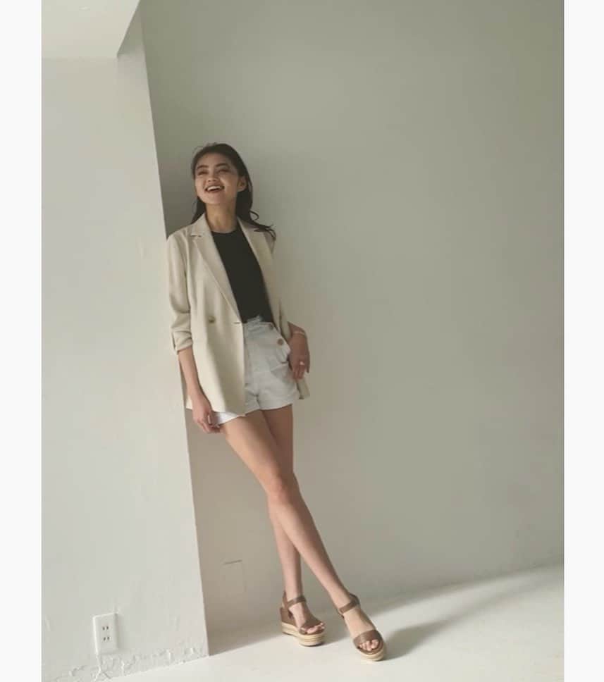 高原愛のインスタグラム：「撮影で久しぶりにショートパンツはいた😚✌️✨✨お天気で太陽が気持ちよかったなぁ💕💕  #shooting#offshot#model#tokyo#fashion#ショートパンツ#白パン#撮影#ありがとうございました#💕」