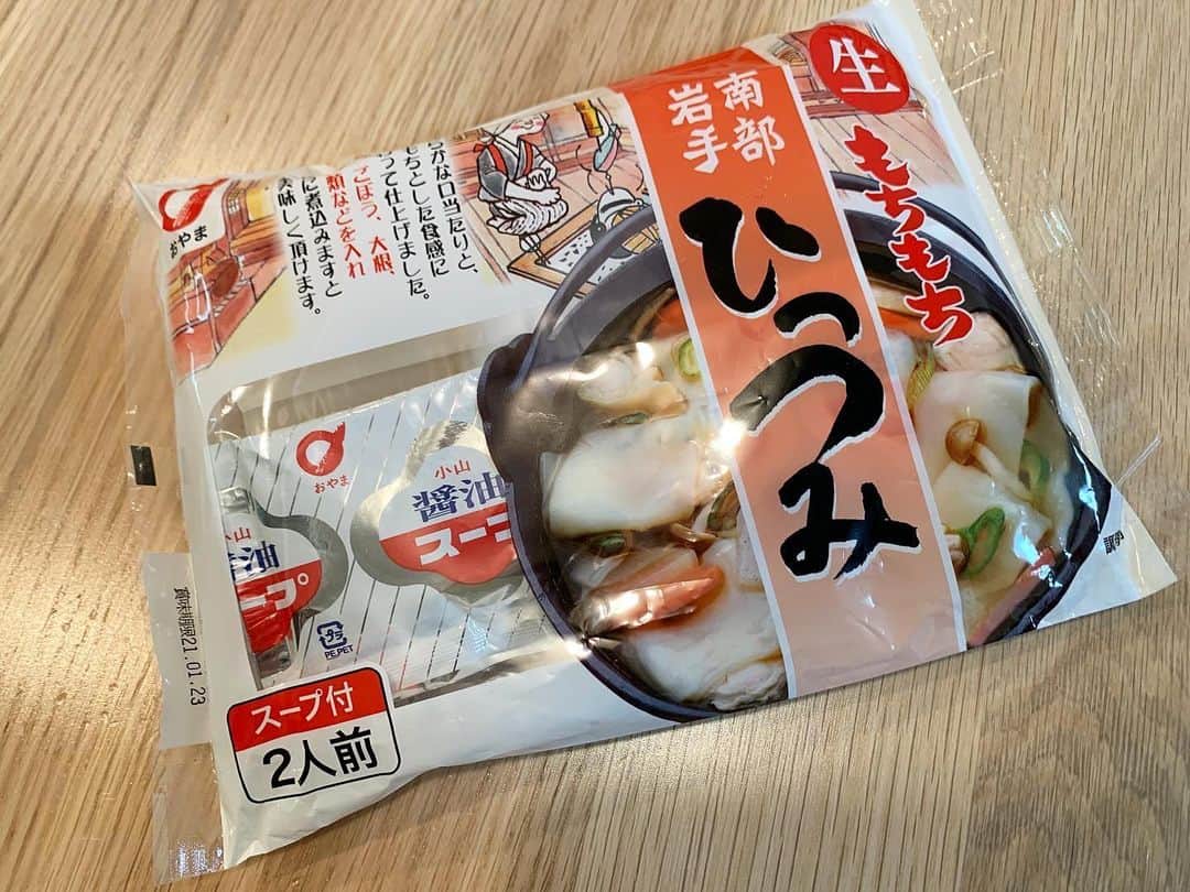 女子アナ47のインスタグラム：「こんにちは! 元岩手朝日テレビアナウンサーの藤原規衣です。 今回は、「寒い冬、ステイホームで手軽に味わう岩手の郷土料理2選!」の前編として「ひっつみ」をご紹介します。 「ひっつみ」とは?ステイホームで地方の味を手軽に味わいますよ!  詳しくはプロフィール爛のURLから、「47発信プロジェクト」をご覧ください！   ＃女子アナ47　＃女子アナ発信プロジェクト　＃アナウンサー　＃フリーアナウンサー　＃女子アナ　＃地方創生　＃地方創生アナウンサー　＃司会　＃司会者　＃リポーター　＃ブログ　＃４７都道府県　＃地域活性化　＃町おこし　＃岩手県　＃岩手　＃奥州市　＃小山製麺　＃ひっつみ　＃郷土料理　＃冬にオススメ　＃あったかメニュー　＃お取り寄せ　＃おうちごはん＃ステイホーム」