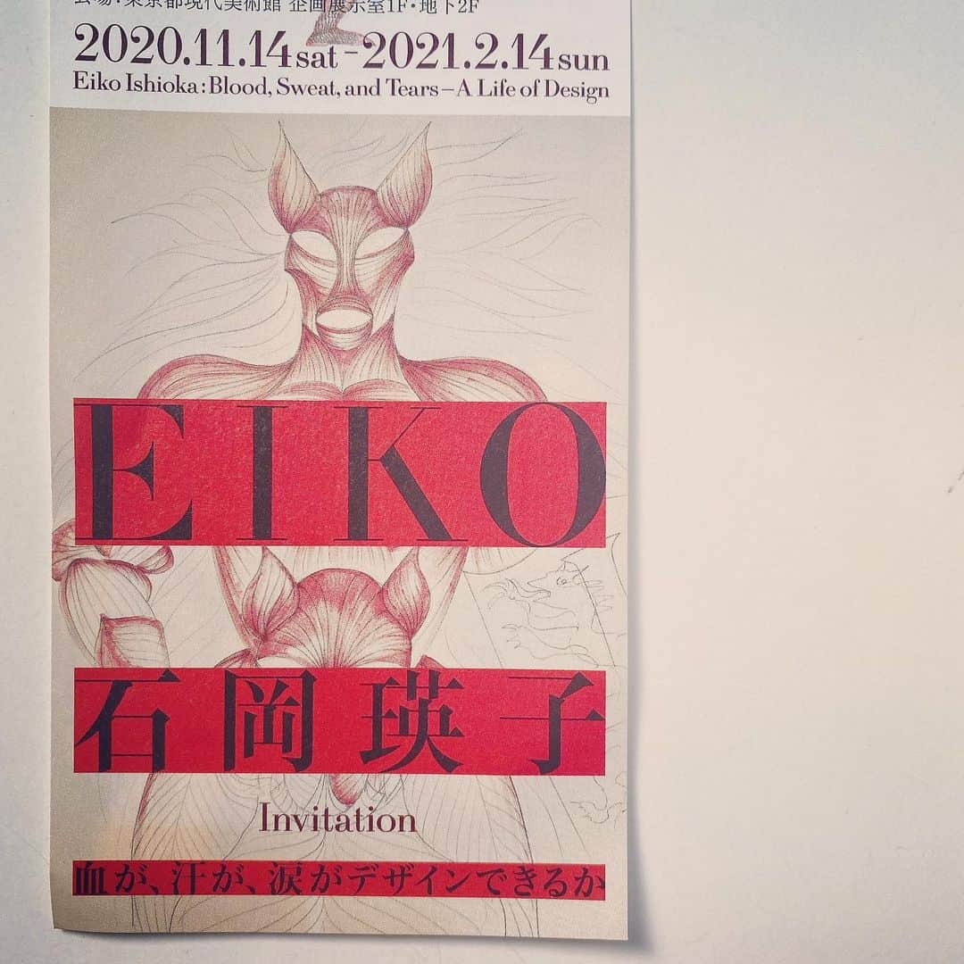 のインスタグラム：「石岡瑛子の展覧会、圧倒的なパワー、熱量を感じるものでした。例えばPARCOのポスター群。常識や世の中への挑発的な問いかけが、平面であるポスターから投げつけるように発せられています。「デザインとは社会に対するメッセージである」。石岡さんの思いがヒリヒリと肌を刺すように伝わってきます。自分の表現で社会を震撼させるのだという心の奥底から湧き出る信念と情熱によって生み出された作品群は、私の心の芯を突き動かすのでした。2月14日まで。 小町での紹介記事はこちらです。 https://otekomachi.yomiuri.co.jp/escape/20201205-OKT8T251204/  #otekomachi #大手小町 #石岡瑛子 #東京現代美術館 #現代アート #アート展 #アートを楽しむ #アートのある暮らし #アートにふれる #アート好き #アート好きな人と繋がりたい」