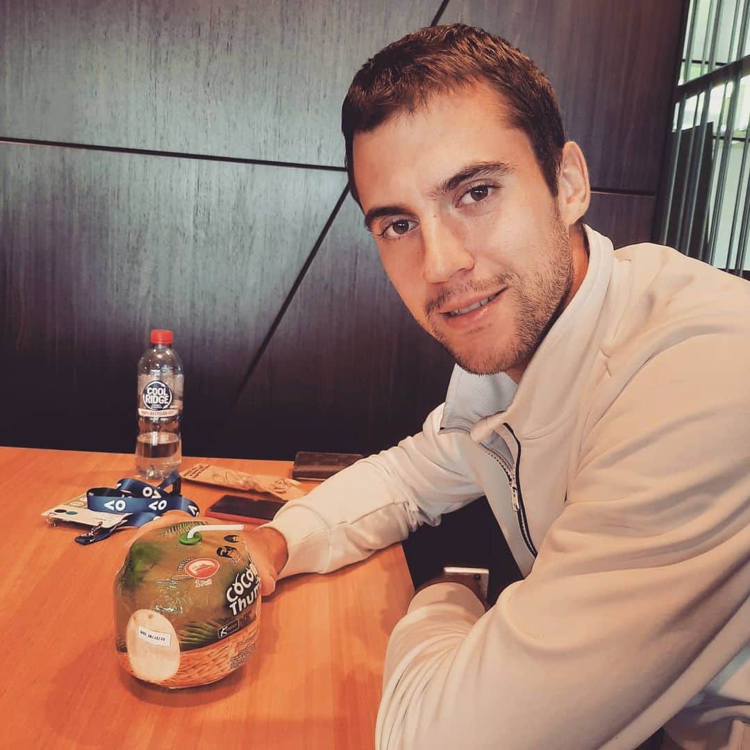 ラスロ・ジェレのインスタグラム：「Relaxing with one of my favourite drinks🥥🥥🥥😋 #coconutwater」