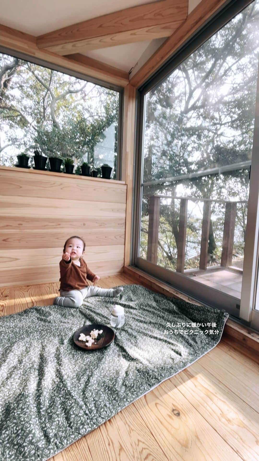 福田基広のインスタグラム：「暖かい午後、大好きな海苔とポンせんで、気分だけでもピクニック♪☀️ 早くお友達とピクニックできますように🙏  #1歳2ヶ月 #子供 #こどものいる暮らし #あかちゃん #あかちゃんのいる生活 #ピクニック #ピクニック弁当 #stayhome #テンちゃん日記 #緊急事態宣言」