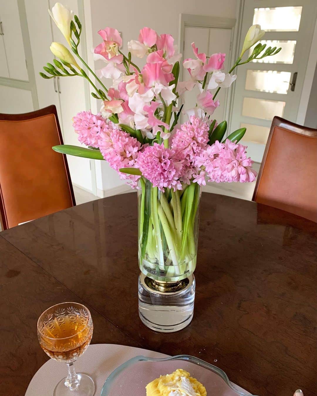 美優さんのインスタグラム写真 - (美優Instagram)「日比谷花壇のサブスク　#ハナノヒ365days﻿ のDeaiコースのお花が届いたよ☺️﻿ ﻿ 今月のお花はスイートピーとヒアシンス💐﻿ ﻿ たくさんのピンクの小さなお花が﻿ 部屋をパッと明るくしてくれたよ！😄﻿ ﻿ サブスクを始めたからお洒落な花瓶集めも﻿ 趣味になりつつある…😚﻿ ﻿ お花に合わせて花瓶を選ぶのも﻿ 楽しみの１つになりました♡﻿ ﻿ 来月はどんなお花が届くかなぁ〜😁﻿  #花瓶はDULTONだよ！ ﻿ #私とハナノヒ　#日比谷花壇サブスク #スイートピー　#ヒヤシンス　#ピンクの花」1月31日 15時44分 - miyu11_20