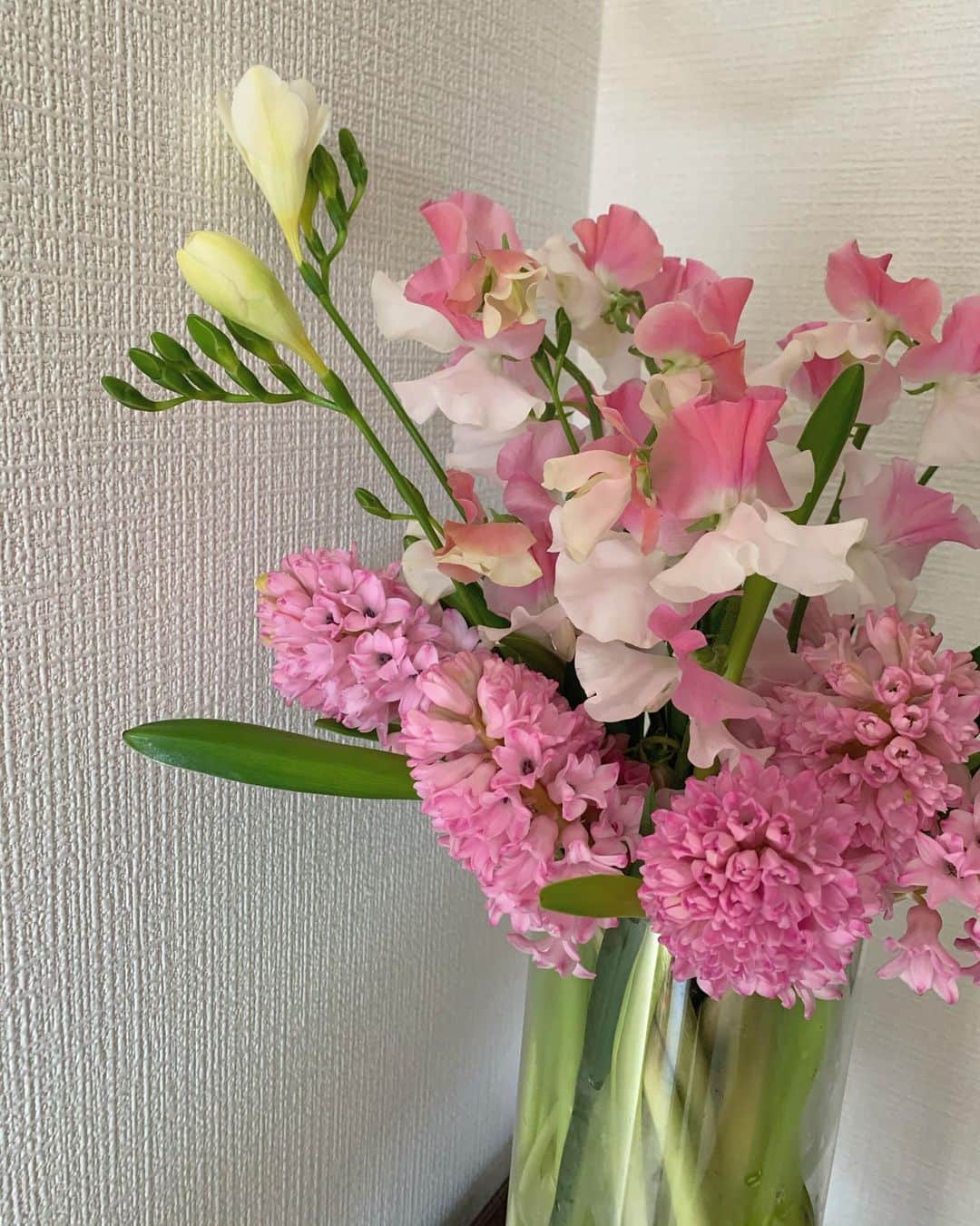 美優さんのインスタグラム写真 - (美優Instagram)「日比谷花壇のサブスク　#ハナノヒ365days﻿ のDeaiコースのお花が届いたよ☺️﻿ ﻿ 今月のお花はスイートピーとヒアシンス💐﻿ ﻿ たくさんのピンクの小さなお花が﻿ 部屋をパッと明るくしてくれたよ！😄﻿ ﻿ サブスクを始めたからお洒落な花瓶集めも﻿ 趣味になりつつある…😚﻿ ﻿ お花に合わせて花瓶を選ぶのも﻿ 楽しみの１つになりました♡﻿ ﻿ 来月はどんなお花が届くかなぁ〜😁﻿  #花瓶はDULTONだよ！ ﻿ #私とハナノヒ　#日比谷花壇サブスク #スイートピー　#ヒヤシンス　#ピンクの花」1月31日 15時44分 - miyu11_20