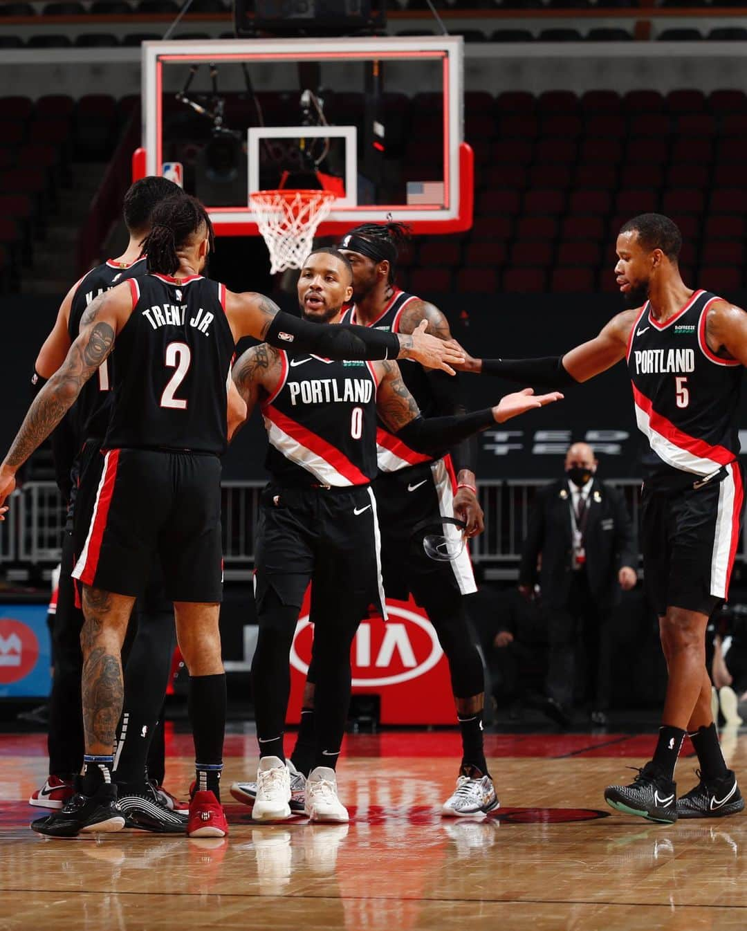 NBAさんのインスタグラム写真 - (NBAInstagram)「@damianlillard’s 44 & #TissotBuzzerBeater lead the @trailblazers in Chicago! #ThisIsYourTime」1月31日 15時44分 - nba