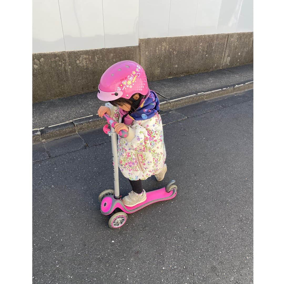 堀友理子さんのインスタグラム写真 - (堀友理子Instagram)「1歳の誕生日にプレゼントしたバイクがやっとキックボードとして使えるように😄2枚目は1歳の時の写真！ 大きくなったねぇ😌　 最近はピンクと花柄ブーム🌸 地味な色を嫌がるように😅 キラキラ光るピンクの靴が欲しいとずっと言ってる😳 #グロッバー #2歳半女の子 #キックボード」1月31日 15時45分 - horiyurisanpo