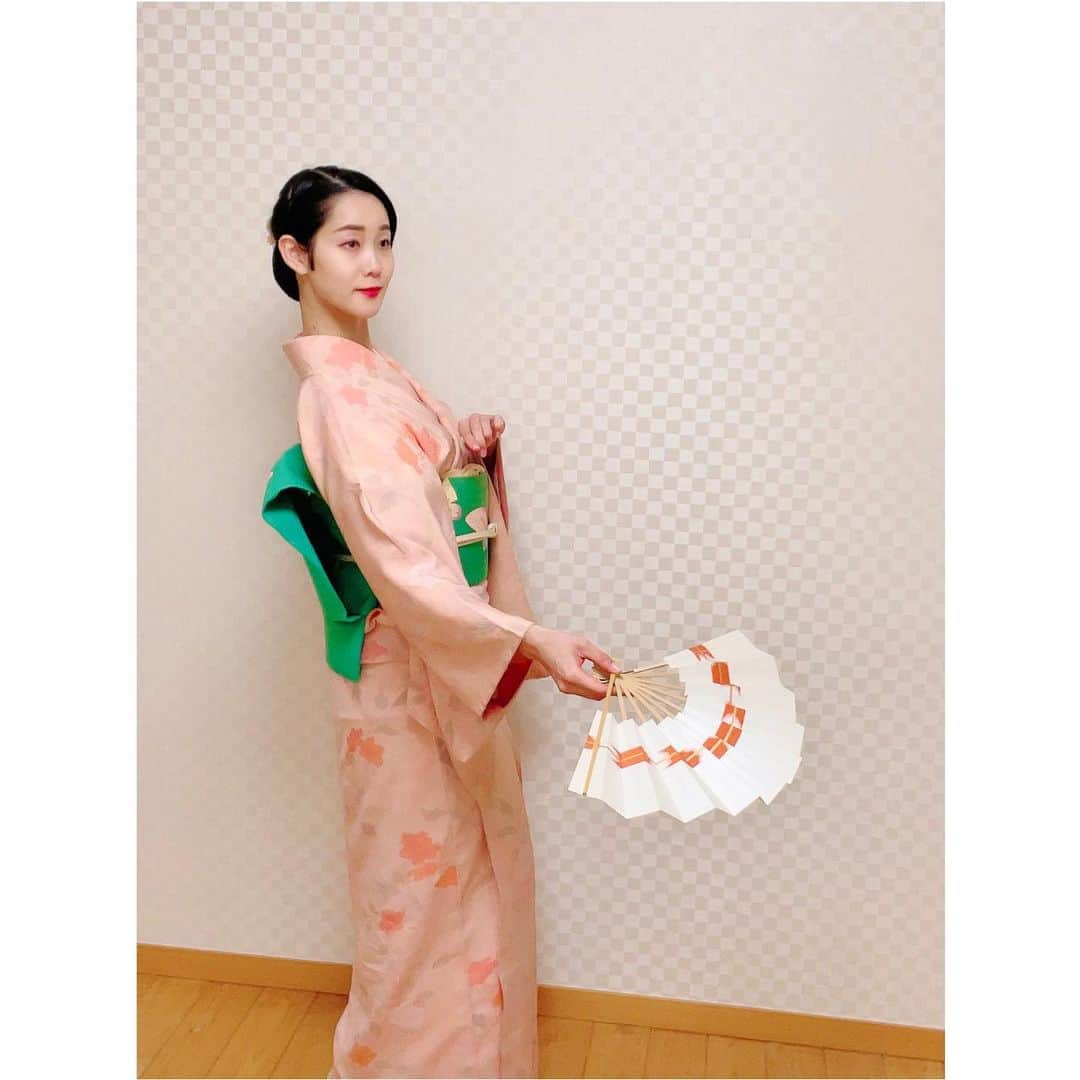 花柳まり草さんのインスタグラム写真 - (花柳まり草Instagram)「2021.1.30 たまには真面目な写真も。  #日本舞踊家 #日本舞踊  #舞台 #芸術 #習い事 #踊り  #着物 #kimono #宝塚 #宝塚歌劇団 #宝塚og #花柳まり草 #猫 #cat  #art #art_of_japan #dance #japanesedance #japanesedancer #kimono #fashion #takarazuka #love #marikusahanayagi」1月31日 15時49分 - marikusa.hanayagi