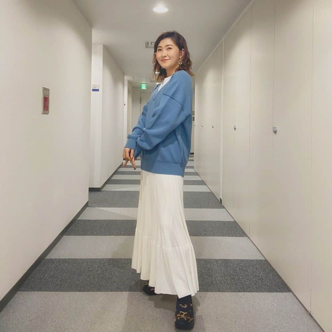 村上佳菜子さんのインスタグラム写真 - (村上佳菜子Instagram)「... . SDGsを私はこのブランドで 知ったよ☺️ . ○白のTシャツ 捨てられるはずだったデッドストック素材 を使用して肌にも優しいコットン100%！！ . ○Vネックニット 毛玉になりにくいスケールオフ加工されて いるんだけど、普通はスケールオフ加工って 化学薬剤を使うみたいなんだけど、 これは過酸化水素水を使っているから 工場排水をクリーンにして土壌汚染を 考えているんだって！ . ○フレアニットスカート ユーカリが原料のテンセル素材！ ユーカリは植物としての成長が早く強いから 化学肥料など必要ないんだって！ 痩せた土地でも元気に育つから 水やエネルギーの使用量がオーガニックコットン などの他の繊維より低いエシカルな素材 なんだって💕 . . . @blueserge_official  @ok.films  #SDGs #環境 の事だけじゃなくて #色んな #意味 や #役割 があるから #みんな も #調べてみてね！ #オシャレ に #SDGs できるって #取り入れ やすくて #イイネ 💕 #村上佳菜子　#kanakomurakami #figureskater #figureskating」1月31日 15時58分 - kanako_m_official