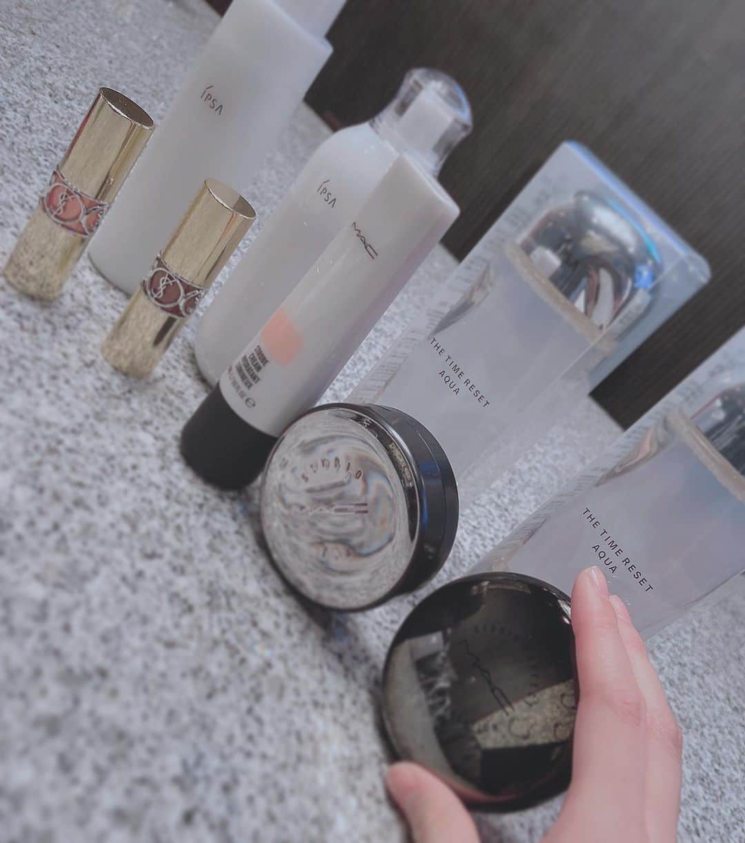のインスタグラム：「. . 産まれて初めて買ったデパコスはMACで 手に持ってるパウダーが コスメマニアの僕史上1番の子🥺 . #mac #ipsa #ysl #デパコス #コスメ」