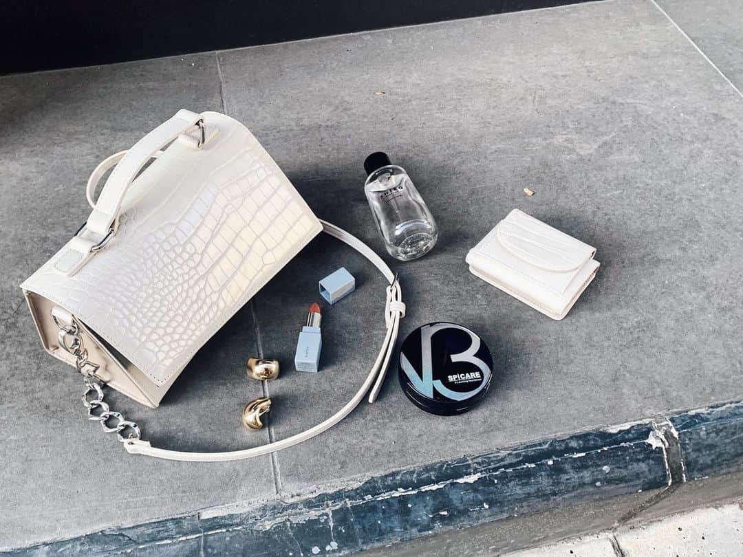 のインスタグラム：「最近よく登場するBAGはこちら💁‍♀️三角シルエットが可愛んだよなぁ。。しかも見た目以上に意外とたくさん入る優れ物🙄 . 見た目ももちろん大事だけど、最終決定権は実用性が握ってるんだよなぁ😂 . . #murua #murua_official #murua_by_staff」