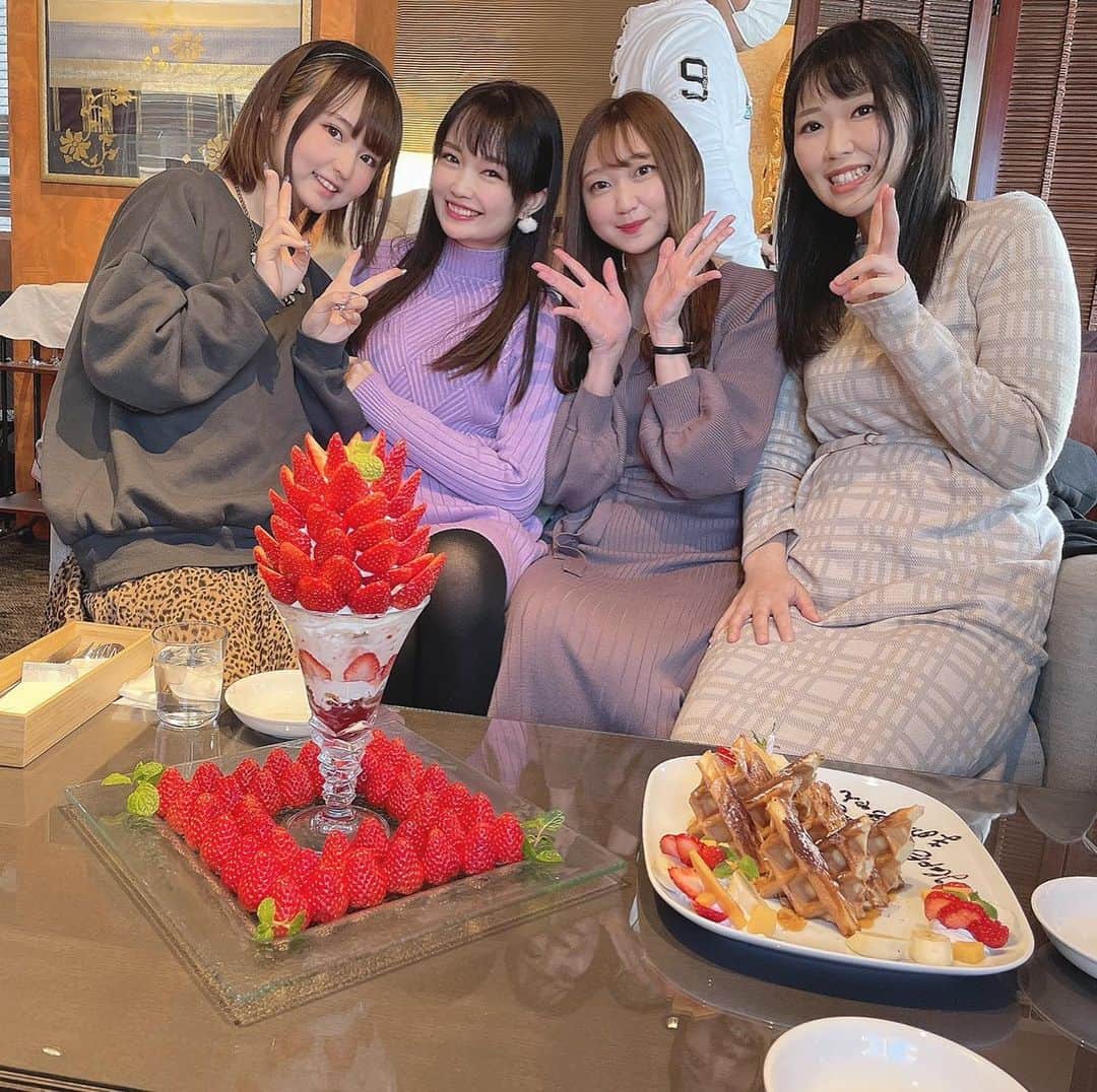 あんにゅい豆腐のインスタグラム：「. まりさん、ななさん、なぎさんとでっっかいいちごパフェ食べてきた🍓🍓 室内にいながらいちご狩り気分味わえたよ( ᵒ̴̶̷̤◦ᵒ̴̶̷̤ ) ウマウマでした！！ プレゼントもありがとうございます( ◜▿◝ )♡ . .  #あんにゅい豆腐 #ennuimamefu #まめふたそ #まめふちゃん #photo #photography #camera #一眼レフ #写真 #カメラ #cosplay #コスプレ #costume #cosplayer #cosplayers #cosplaying #model #japan #japanese #japanesegirl #kawaii #cute」