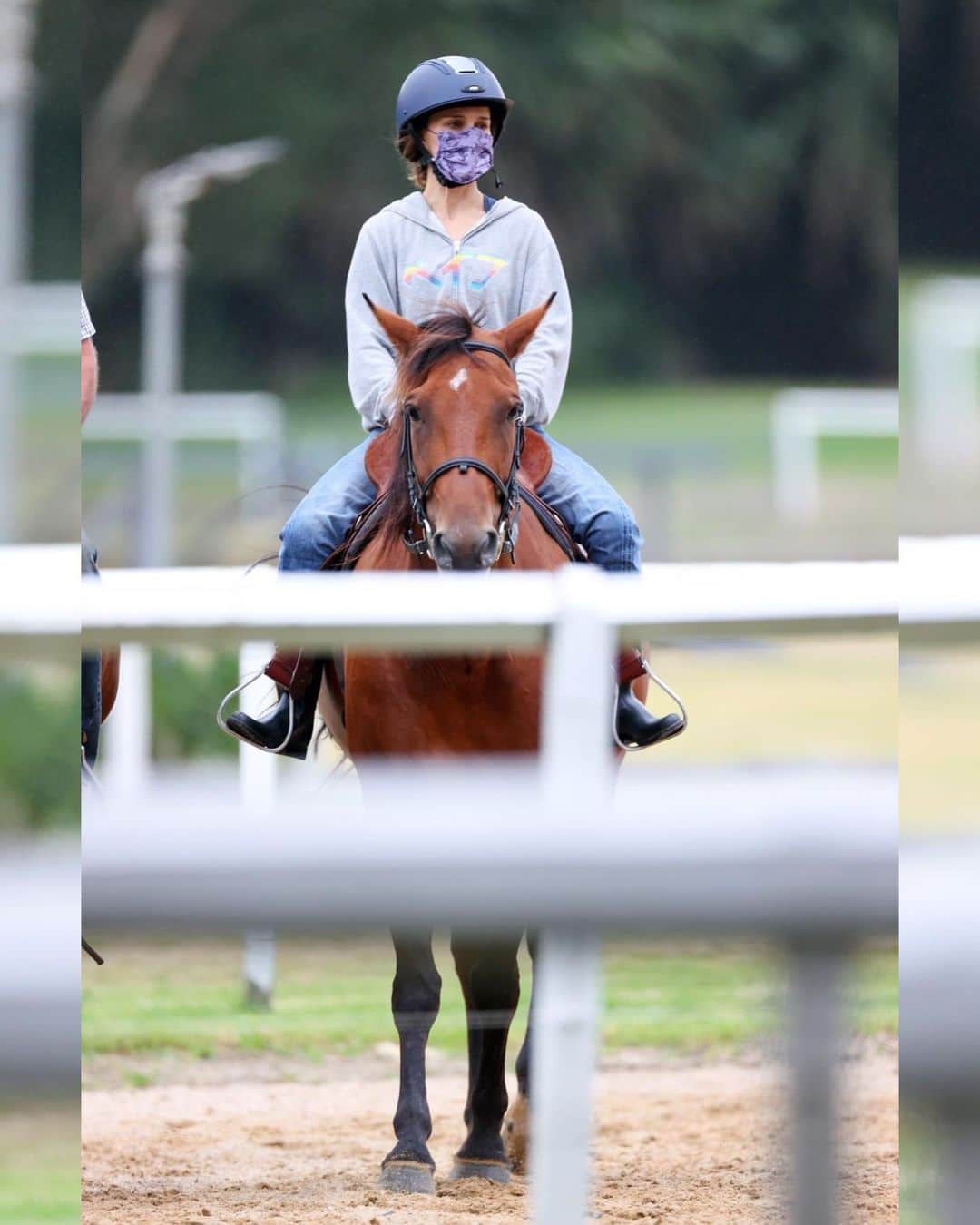Just Jaredさんのインスタグラム写真 - (Just JaredInstagram)「@natalieportman saddles up for a horseback riding lesson! #NataliePortman Photos: Backgrid」1月31日 15時57分 - justjared