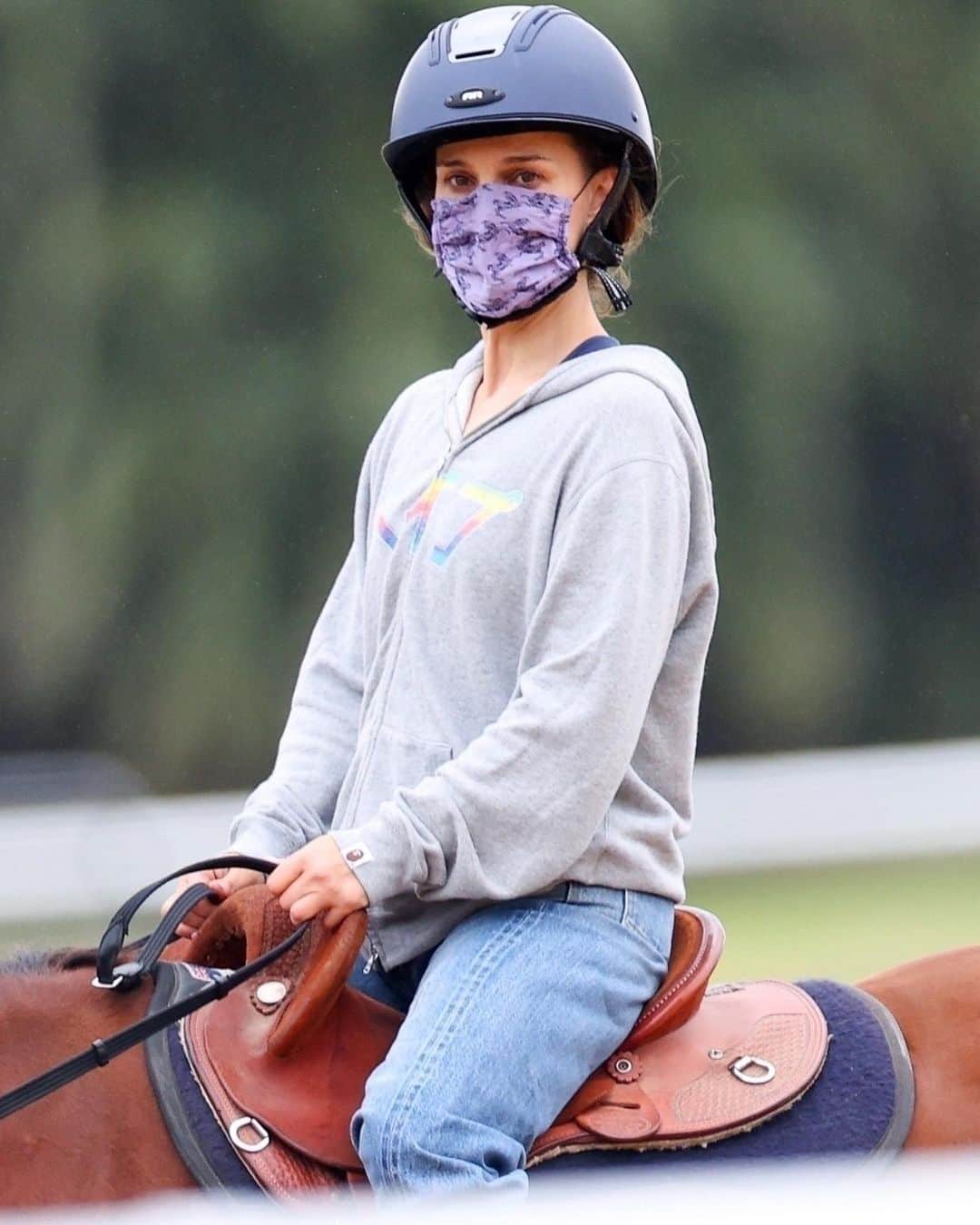 Just Jaredさんのインスタグラム写真 - (Just JaredInstagram)「@natalieportman saddles up for a horseback riding lesson! #NataliePortman Photos: Backgrid」1月31日 15時57分 - justjared