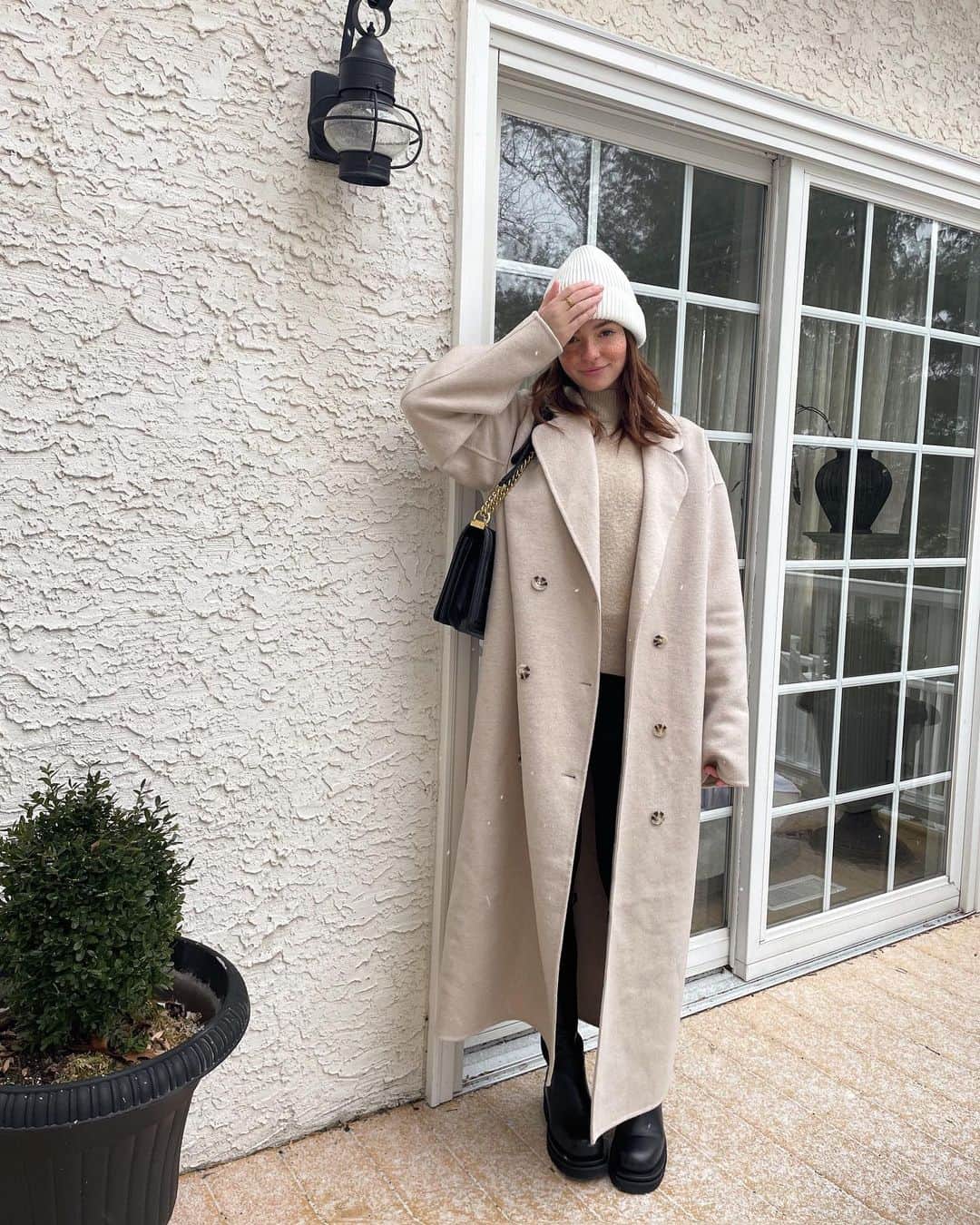 Kelsey Simoneのインスタグラム：「It’s snowing! ❄️ That means the kettle is on, barefoot contessa is on the tv, the fireplace is on, and I’m bundled.. #revolveme」