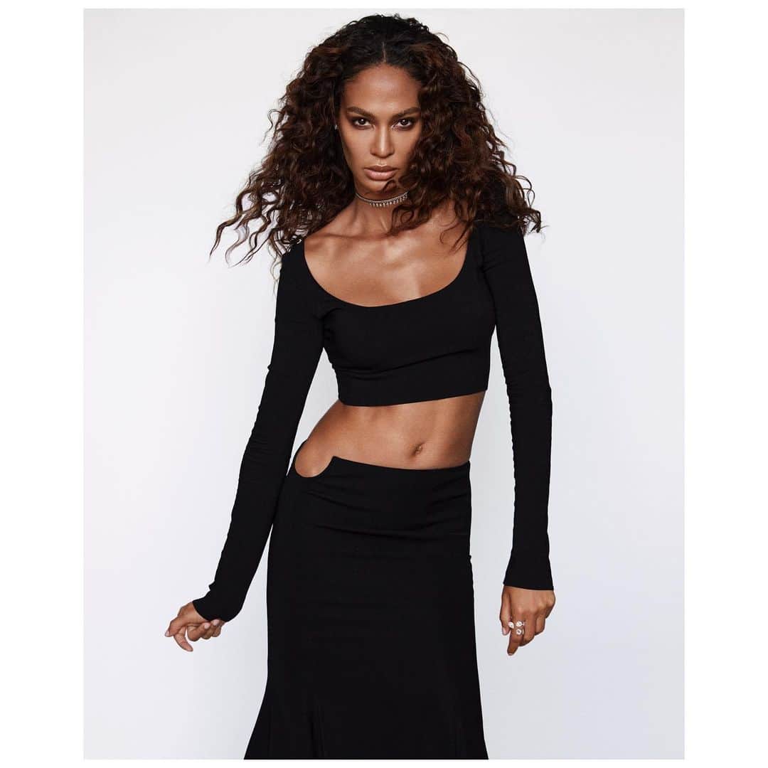 ジャンニヴェルサーチのインスタグラム：「@joansmalls featured on the cover of @harpersbazaar_ru wearing a look from the #VersaceSS21 runway. #VersaceEditorials   Photography @alvarobeamud Styled by @katetabakova」