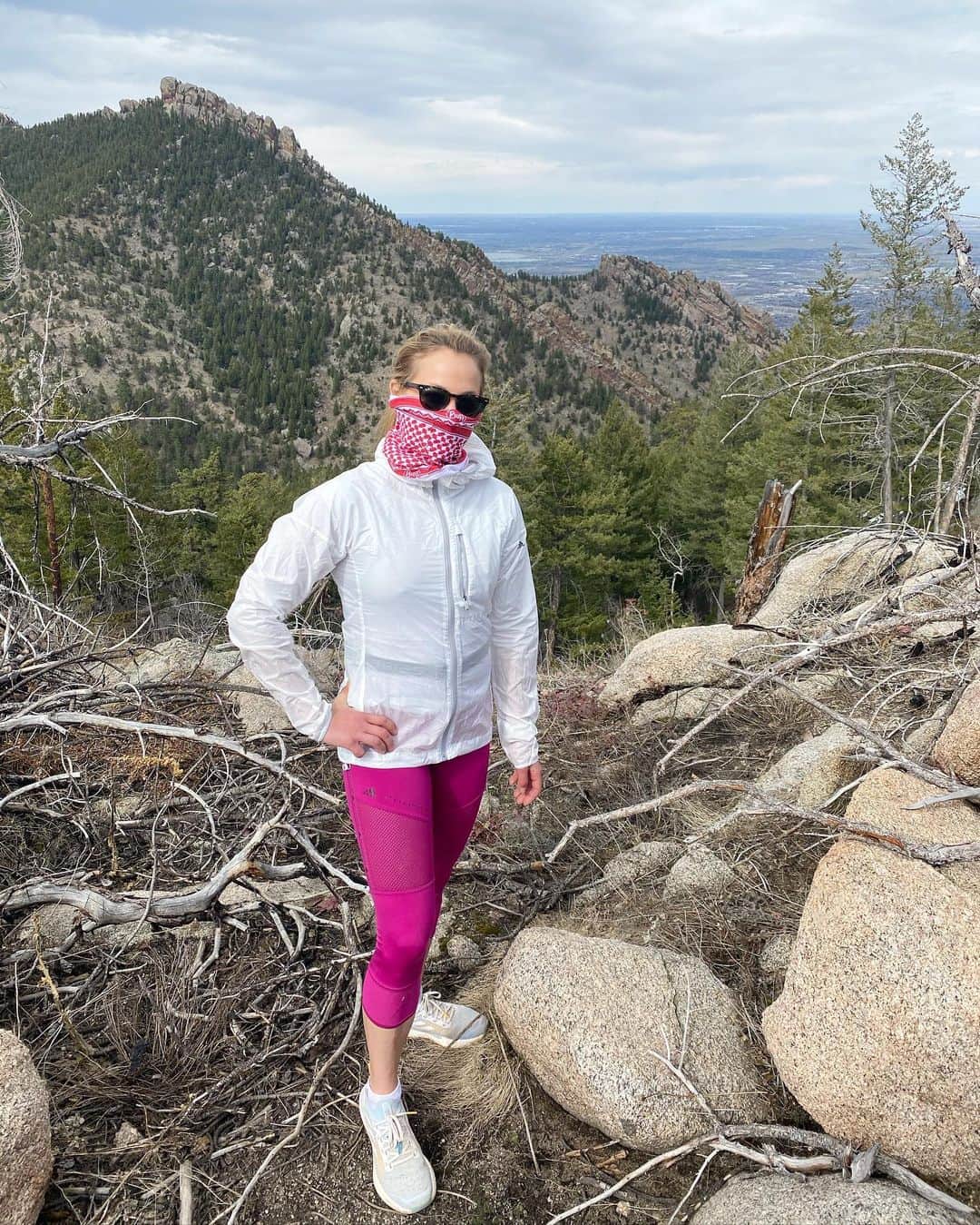 サッシャ・ディギーリアンのインスタグラム：「Back on two feet 🦾 check out the #wsjfitnesschallenge designed by @arniekander — It’s an awesome exercise program that everyone can participate in!」