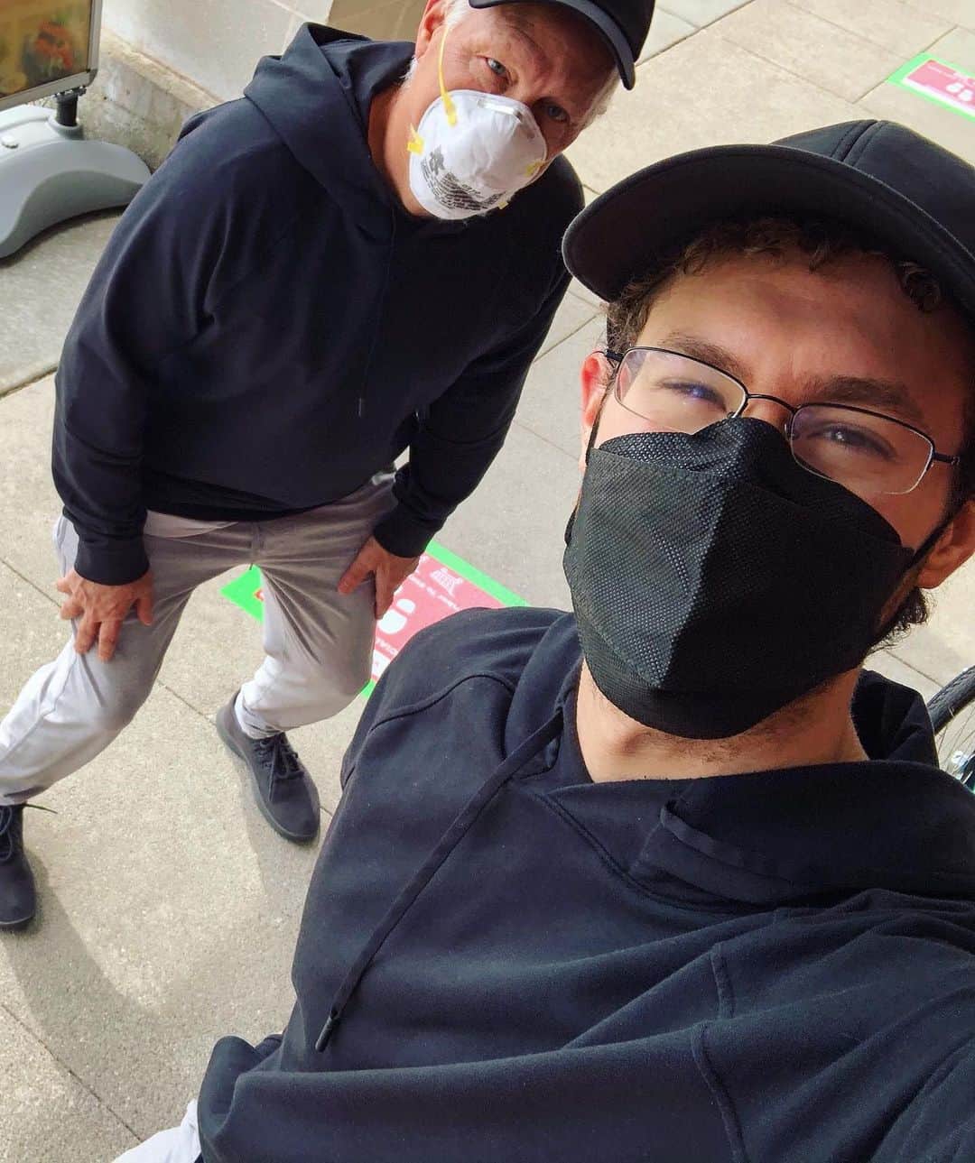 ジェイソン・ブラウンのインスタグラム：「‪Entering a new decade... healthy, safe, & in style! 😷‬ • ‪Happy 60th Birthday Dad! I love you!! 今日はお父さんの誕生日です！🖤🥳‬」