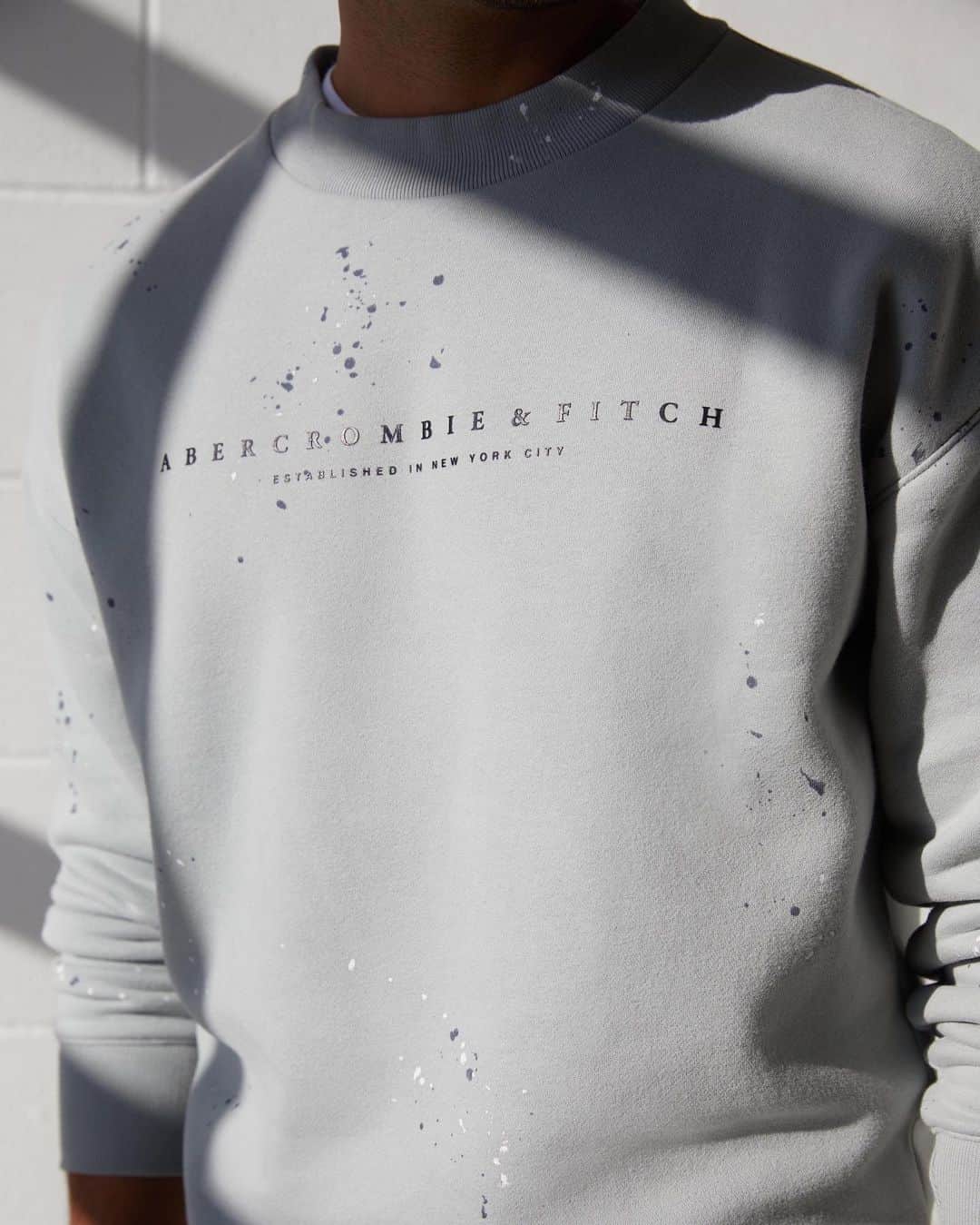 Abercrombie & Fitchさんのインスタグラム写真 - (Abercrombie & FitchInstagram)「Subtle enough to basically go anywhere. #abercrombiemens   As seen on @_dale_samson 📸: @jacelumley」2月1日 1時35分 - abercrombie