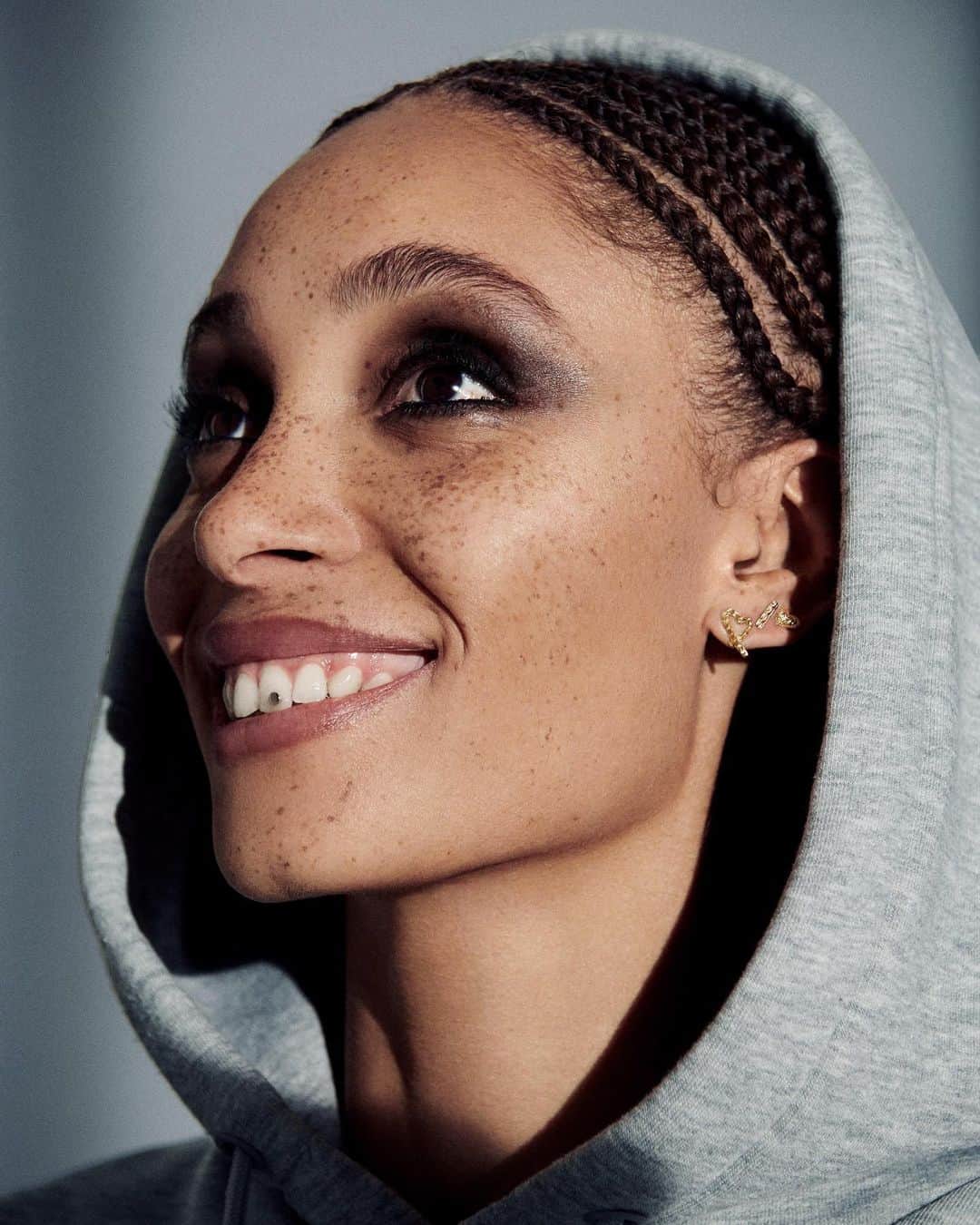 ジョン ハーディーのインスタグラム：「Eternal muse and all-around powerhouse @adwoaaboah is taking over our Instagram Stories! Tune in as she shares a day in her life.  #JohnHardy #WithMadLove」