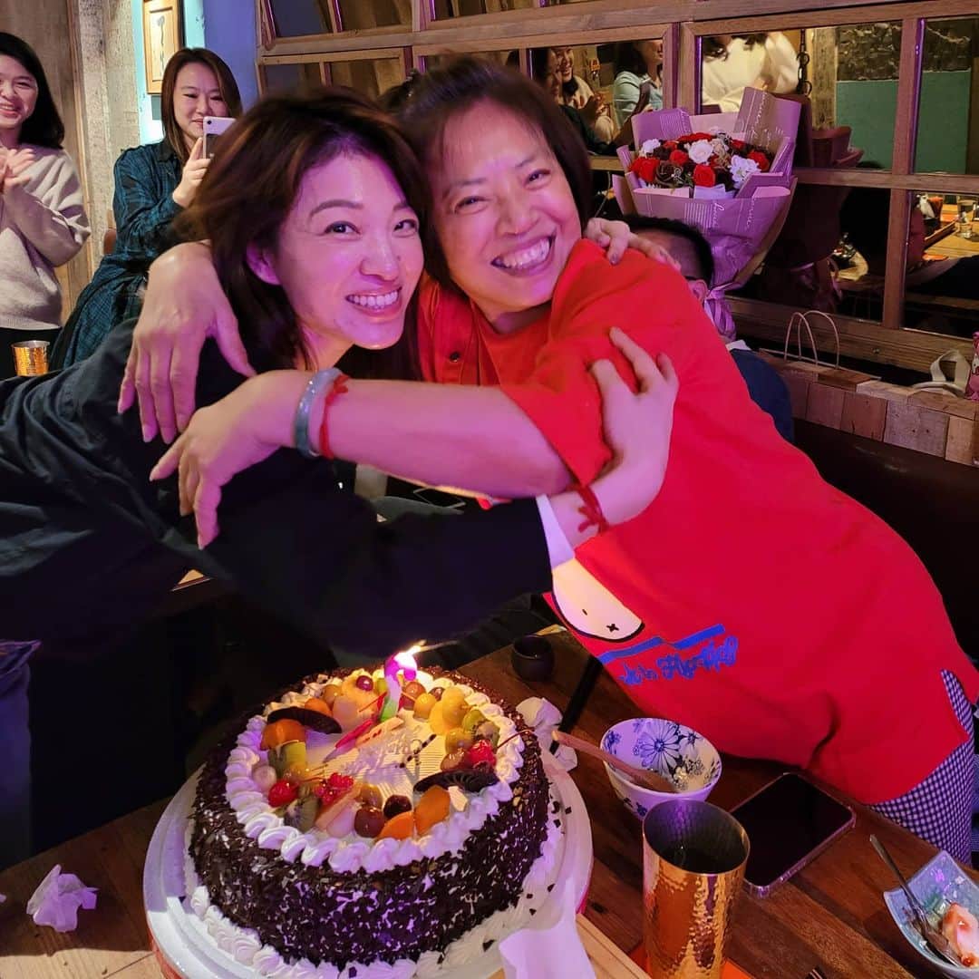 のインスタグラム：「你們家也有水瓶姐妹花嗎？😁😁😁😁😁 #happybirthdaytomysister @jo_tsai_ #瓶瓶安安哦⊙∀⊙！」