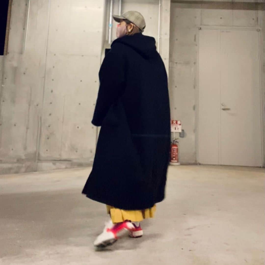 トリイクニコのインスタグラム：「しげみちゃんの🏠が極寒な為🥶 超防寒スタイル。  トップス5枚着てますww  早めのお誕生日もお祝いしてもらって 嬉しかった😆✨ ありがたい🥺💓💓  DMもたくさんありがとうございます☺️ 全部見ました🙏🏻💓  ホントありがたいねー💜  3枚目と4枚目に🏷付けました🙌🏻 #outfit #ootd」