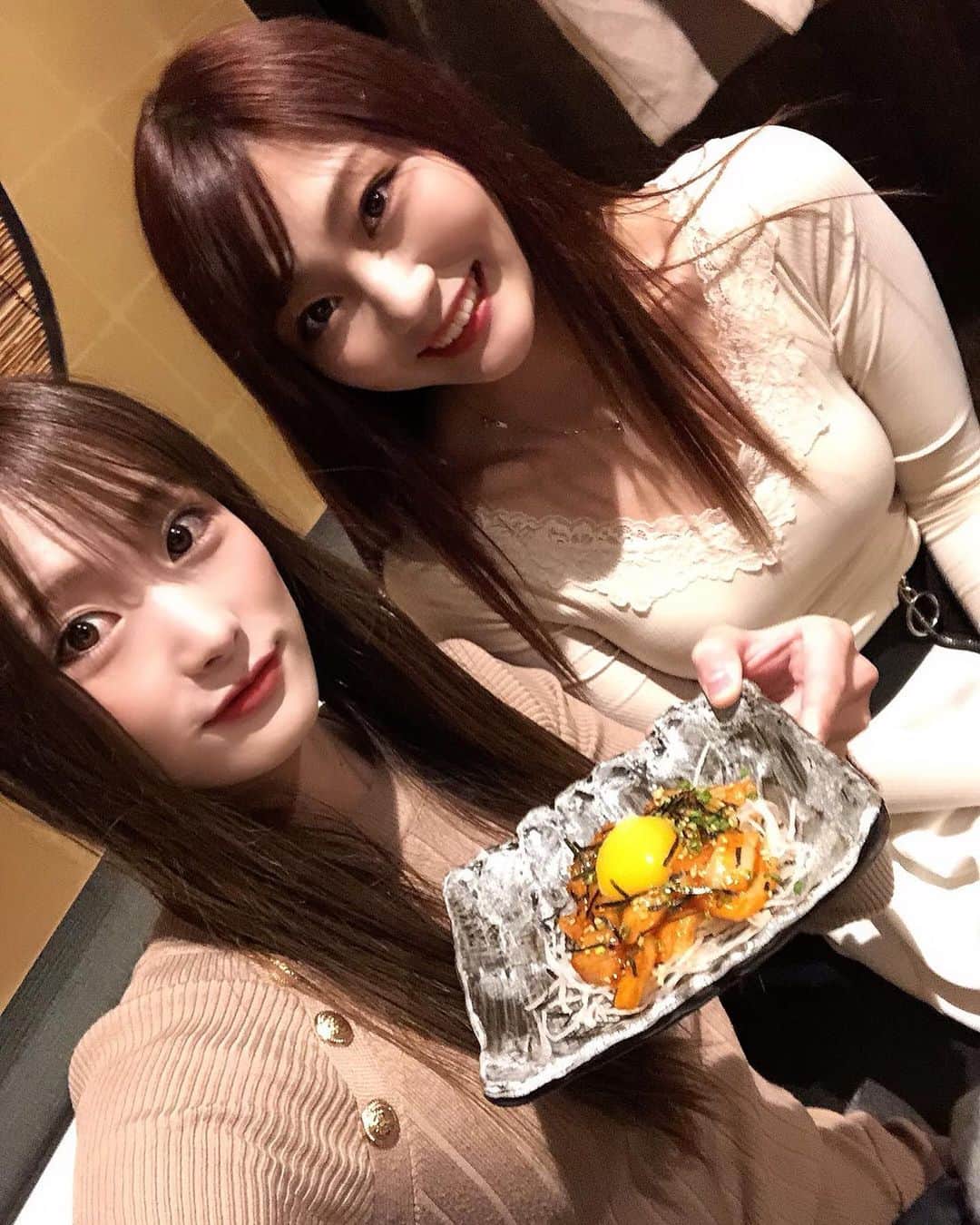 のインスタグラム：「あっちゃんと初めてのお店🙋‍♀️💗 わーい🙌美味しかったです #鶴炭 12月はあっちゃんの birthdayお祝いしていただき本当にありがとうございました💓💕💗感謝いっぱいの birthdayになったよ🌷🌷🌷🌷🌷🌷🌷🌷🌷🌷🌷🌷🌷 配信にも来てくれてありがとー♥️ thank youです😭🙌✨💓 皆様から暖かいギフトをいただきまして 改めて本当にありがとうございます😭✨ 🌸🌸🌸🌸🌸🌸🌸🌸🌸🌸🌸🌸🌸 1月こそイチナナLive配信ちゃんと頑張りまーす‼︎‼︎ 皆様に毎日smile〜😚♥️届けられる様に 💕💗張り切って頑張りまーす🙌✨😭 ☺️なんだかんだ言って、私が1番〜 皆様に配信で元気頂いてます♪😙ﾍﾍ 🌼🌼🌼🌼🌼🌼🌼🌼🌼🌼🌼🌼🌼 いつもありがと〜って言えて 幸せな気分にさせて頂いているのは 私だぁ☺️😂💓💗🙌笑笑 💕🐝🌻☺️🌼🌈🤍エランドール🎷ＰＭ8:00-ＡＭ1:00です🚨ｴﾗﾝﾄﾞｰﾙ＆ﾀｰｹﾞｯﾄにも是非遊びに来てください〜✌️🐰💕🌻 　1月はエランドール《あさみさん》の お誕生日 ✨birthday月です1.11.です💛次の日は😳😳✨《わかなちゃんの》 birthdayです💗💕お祝いラッシュLUSHでーす！！✨おめでとう🎉💗ﾍﾍ 来てくれるだけで♥️ありがとー！！！！♥️ 素敵な birthdayになったよ✨💕😚感謝いっぱいです♥️ 👆ちなみにｴﾗﾝﾄﾞｰﾙが本業です✨ さやかは話すことがめちゃめちゃ大好き💕 なんだなぁってここ最近凄く感じてます‼︎ 毎日初めての出逢いにワクワク🎉ドキドキ💓 毎日オシャレして可愛いメンバーちゃんと一緒に元気に皆様のご来店をお待ちしております‼︎ さやか→🥸Instagram🍑📷♡https://www.instagram.com/ssayaka0904/ も🙌✨🎉1.8万人✨🙌なりました🙌 皆様チェックして頂き本当にありがとうございます☺️💕💗💓嬉しい😆thank you〜 改めて本当にありがとうございます😭✨ ♥️♥️♥️🎉♥️♥️♥️🎉♥️♥️♥️🎉♥️♥️♥️ 今後とも宜しくお願い致します🥺。 ⚠️イチナナLIVEアプリ⚠️ダウンロード無料です 《さやか０９０４》🐝検索 ⚠️毎朝6時から6時45分までやってます🐼🐼 😚もし良かったら毎朝待ってますよー！！☺️ #帯広エランドール #帯広E'lan d'or#帯広ラウンジ #帯広スナック#帯広snack #帯広 #十勝帯広 #帯広飲み屋 #帯広写真 #帯広ローヤルプラザビル #北海道 #帯広可愛い #帯広ホステス #帯広飲み放題 #帯広アルバイト募集#帯広アルバイト#帯広求人 #帯広おすすめ #帯広女の子#帯広バイト募集 #帯広オシャレ#帯広グルメ#帯広看板娘#帯広ダンス#帯広オフィスK#帯広祭り#帯広コスプレ#帯広イベント#帯広ターゲット」